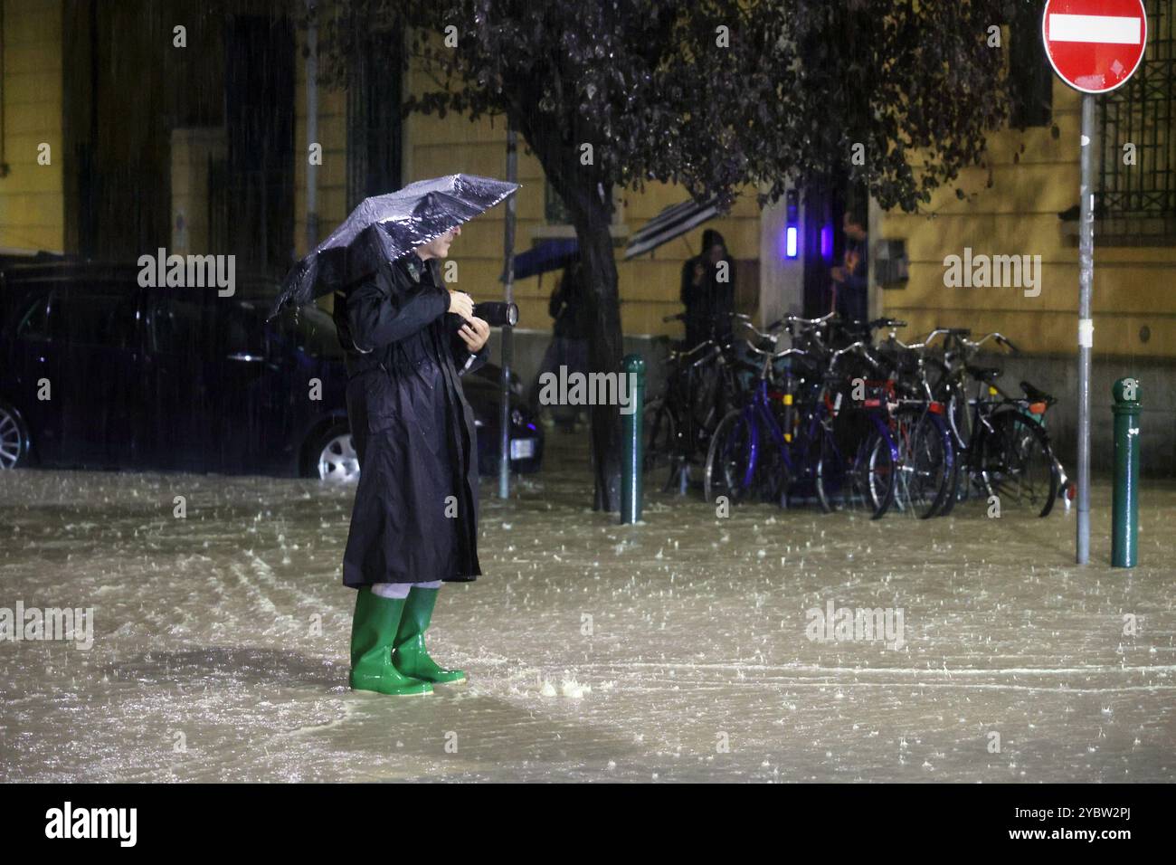 Bologne, Italie. 20 octobre 2024. Bologne, Italie - Cronaca - 19 Ottobre 2024 - allerta maltempo bollino rosso pioggia alluvione in cittˆ - VIA VITTORIO VENETO - (photo Michele Nucci/LaPresse) Actualités - Bologne, Italie - 19 octobre 2024 - alerte météo rouge avertisseur de pluie inondation dans la ville - (photo Michele Nucci/LaPresse) crédit : LaPresse/Alamy Live News Banque D'Images