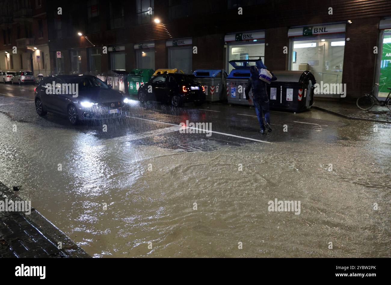 Bologne, Italie. 20 octobre 2024. Bologna, Italia - Cronaca - 19 Ottobre 2024 - allerta maltempo bollino rosso pioggia alluvione in cittˆ - VIA SAFFI ANGOLO VITTORIO VENETO - (photo Michele Nucci/LaPresse) Actualités - Bologne, Italie - 19 octobre 2024 - alerte mauvais temps avertisseur rouge inondation dans la ville - (photo Michele Nucci/LaPresse) crédit : LaPresse/Alamy Live News Banque D'Images