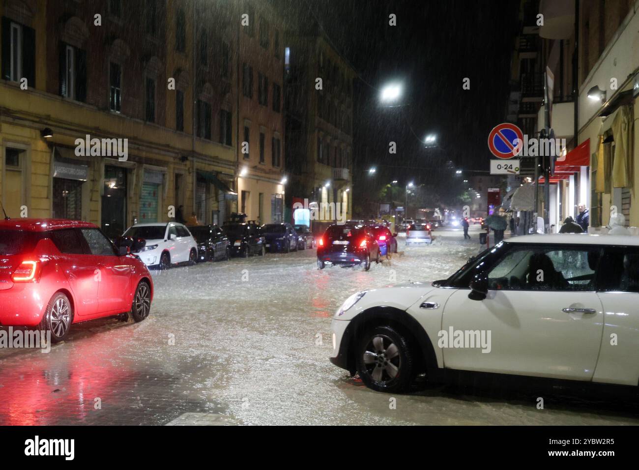 Bologne, Italie. 20 octobre 2024. Bologne, Italie - Cronaca - 19 Ottobre 2024 - allerta maltempo bollino rosso pioggia alluvione in cittˆ - VIA VITTORIO VENETO - (photo Michele Nucci/LaPresse) Actualités - Bologne, Italie - 19 octobre 2024 - alerte météo rouge avertisseur de pluie inondation dans la ville - (photo Michele Nucci/LaPresse) crédit : LaPresse/Alamy Live News Banque D'Images