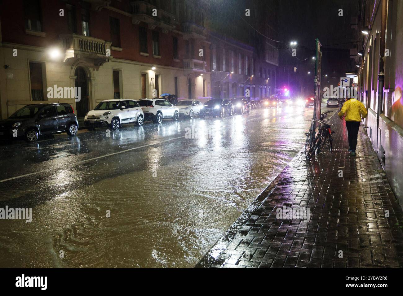 Bologne, Italie. 20 octobre 2024. Bologne, Italie - Cronaca - 19 Ottobre 2024 - allerta maltempo bollino rosso pioggia alluvione in cittˆ - VIA VITTORIO VENETO - (photo Michele Nucci/LaPresse) Actualités - Bologne, Italie - 19 octobre 2024 - alerte météo rouge avertisseur de pluie inondation dans la ville - (photo Michele Nucci/LaPresse) crédit : LaPresse/Alamy Live News Banque D'Images