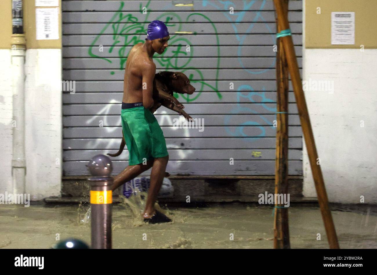 Bologne, Italie. 20 octobre 2024. Bologne, Italie - Cronaca - 19 Ottobre 2024 - allerta maltempo bollino rosso pioggia alluvione in cittˆ - VIA VITTORIO VENETO - (photo Michele Nucci/LaPresse) Actualités - Bologne, Italie - 19 octobre 2024 - alerte météo rouge avertisseur de pluie inondation dans la ville - (photo Michele Nucci/LaPresse) crédit : LaPresse/Alamy Live News Banque D'Images