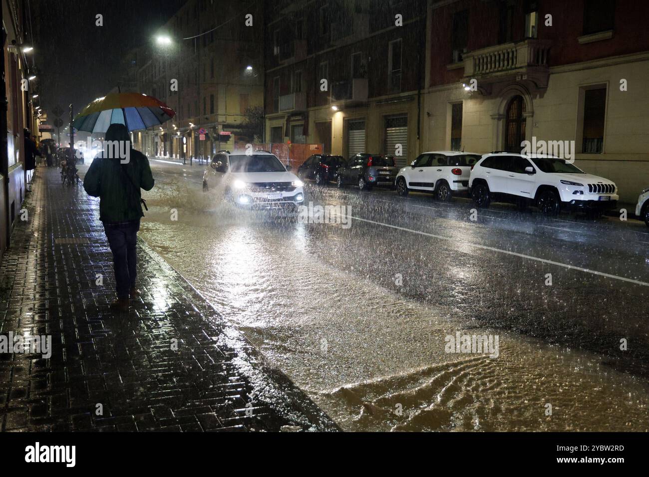 Bologne, Italie. 20 octobre 2024. Bologne, Italie - Cronaca - 19 Ottobre 2024 - allerta maltempo bollino rosso pioggia alluvione in cittˆ - VIA VITTORIO VENETO - (photo Michele Nucci/LaPresse) Actualités - Bologne, Italie - 19 octobre 2024 - alerte météo rouge avertisseur de pluie inondation dans la ville - (photo Michele Nucci/LaPresse) crédit : LaPresse/Alamy Live News Banque D'Images