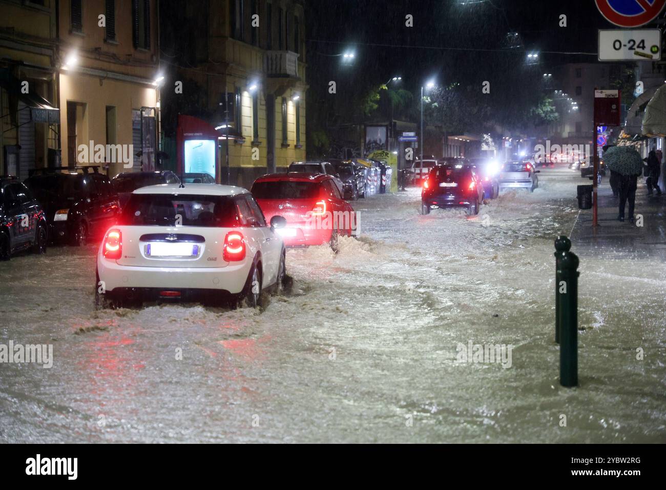 Bologne, Italie. 20 octobre 2024. Bologne, Italie - Cronaca - 19 Ottobre 2024 - allerta maltempo bollino rosso pioggia alluvione in cittˆ - VIA VITTORIO VENETO - (photo Michele Nucci/LaPresse) Actualités - Bologne, Italie - 19 octobre 2024 - alerte météo rouge avertisseur de pluie inondation dans la ville - (photo Michele Nucci/LaPresse) crédit : LaPresse/Alamy Live News Banque D'Images