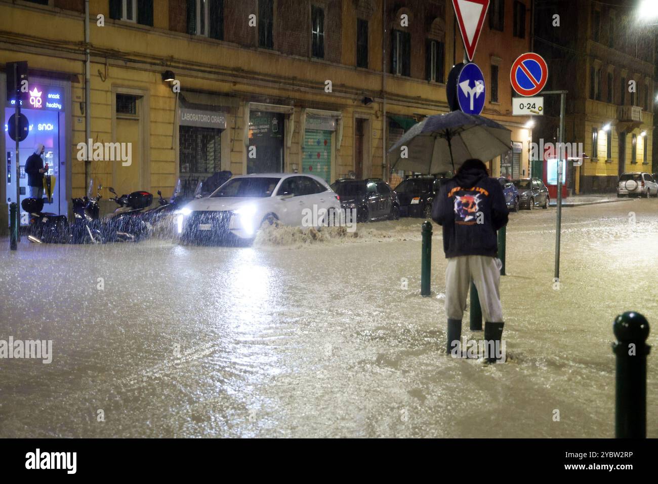 Bologne, Italie. 20 octobre 2024. Bologne, Italie - Cronaca - 19 Ottobre 2024 - allerta maltempo bollino rosso pioggia alluvione in cittˆ - VIA VITTORIO VENETO - (photo Michele Nucci/LaPresse) Actualités - Bologne, Italie - 19 octobre 2024 - alerte météo rouge avertisseur de pluie inondation dans la ville - (photo Michele Nucci/LaPresse) crédit : LaPresse/Alamy Live News Banque D'Images