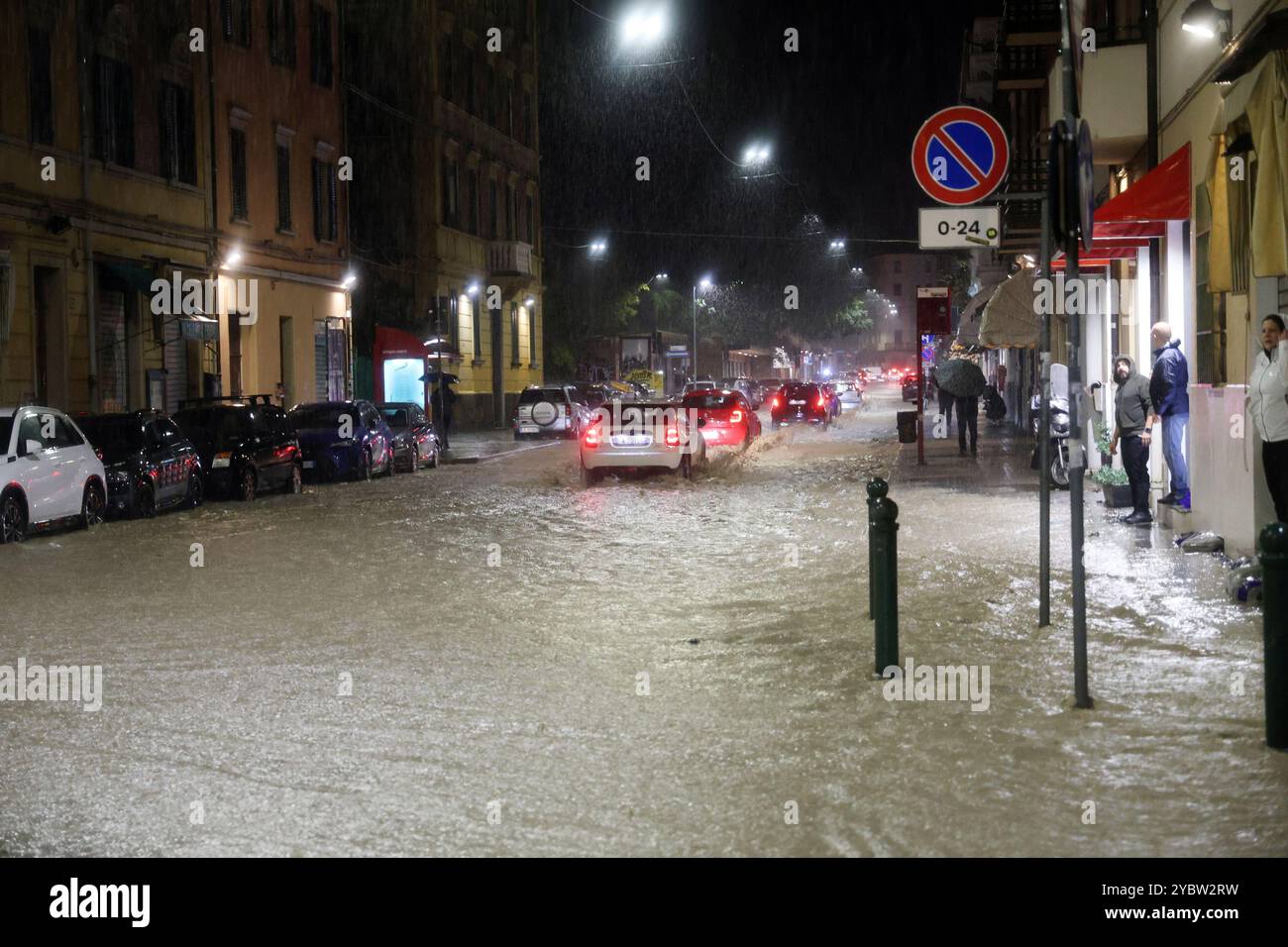 Bologne, Italie. 20 octobre 2024. Bologne, Italie - Cronaca - 19 Ottobre 2024 - allerta maltempo bollino rosso pioggia alluvione in cittˆ - VIA VITTORIO VENETO - (photo Michele Nucci/LaPresse) Actualités - Bologne, Italie - 19 octobre 2024 - alerte météo rouge avertisseur de pluie inondation dans la ville - (photo Michele Nucci/LaPresse) crédit : LaPresse/Alamy Live News Banque D'Images