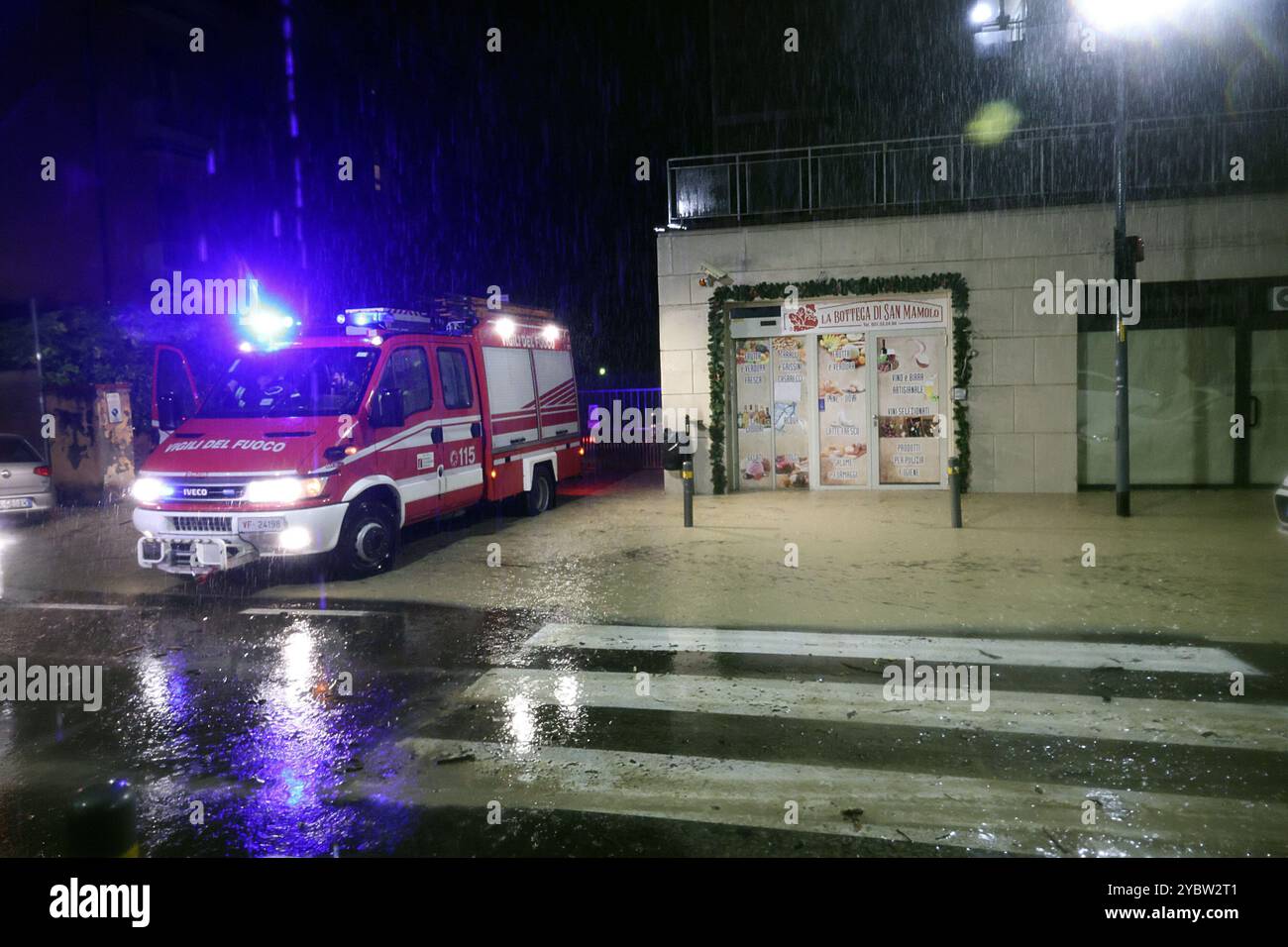 Bologne, Italie. 20 octobre 2024. Bologne, Italie - Cronaca - 19 Ottobre 2024 - allerta maltempo bollino rosso pioggia alluvione in cittˆ - VIA SAN MAMOLO - (photo Michele Nucci/LaPresse) Actualités - Bologne, Italie - 19 octobre 2024 - alerte météo rouge avertisseur de pluie inondation dans la ville - (photo Michele Nucci/LaPresse) crédit : LaPresse/Alamy Live News Banque D'Images