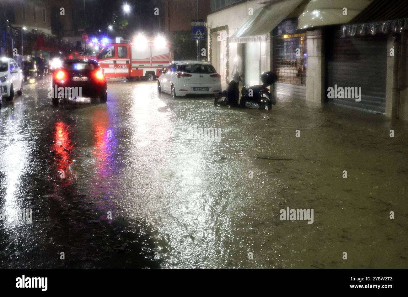 Bologne, Italie. 20 octobre 2024. Bologne, Italie - Cronaca - 19 Ottobre 2024 - allerta maltempo bollino rosso pioggia alluvione in cittˆ - VIA SAN MAMOLO - (photo Michele Nucci/LaPresse) Actualités - Bologne, Italie - 19 octobre 2024 - alerte météo rouge avertisseur de pluie inondation dans la ville - (photo Michele Nucci/LaPresse) crédit : LaPresse/Alamy Live News Banque D'Images