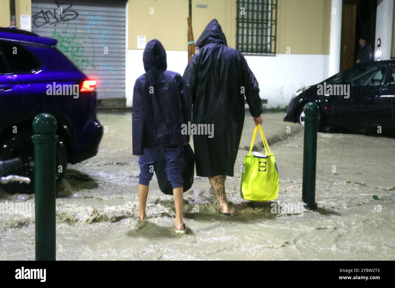 Bologne, Italie. 20 octobre 2024. Bologne, Italie - Cronaca - 19 Ottobre 2024 - allerta maltempo bollino rosso pioggia alluvione in cittˆ - VIA VITTORIO VENETO - (photo Michele Nucci/LaPresse) Actualités - Bologne, Italie - 19 octobre 2024 - alerte météo rouge avertisseur de pluie inondation dans la ville - (photo Michele Nucci/LaPresse) crédit : LaPresse/Alamy Live News Banque D'Images