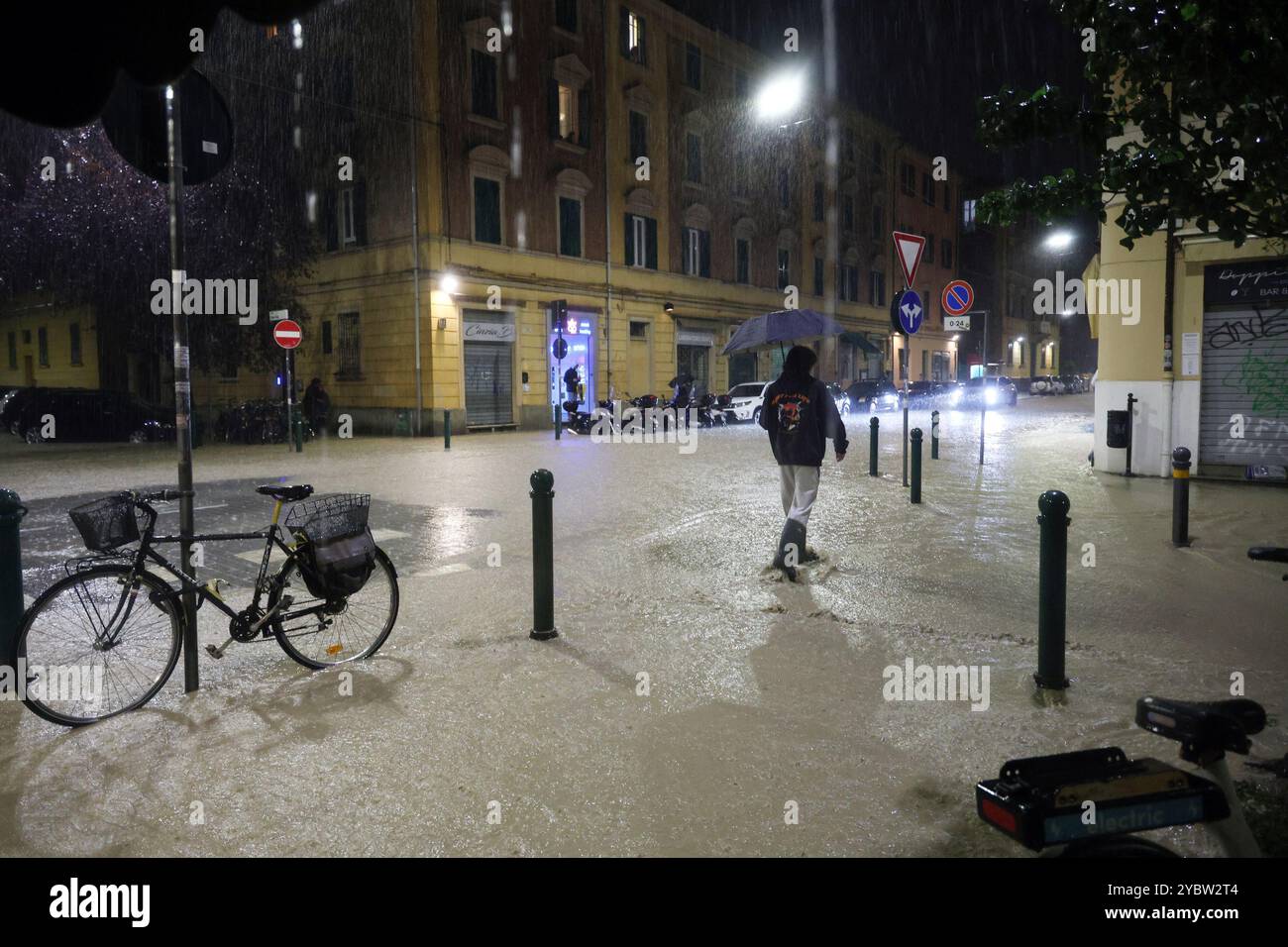 Bologne, Italie. 20 octobre 2024. Bologne, Italie - Cronaca - 19 Ottobre 2024 - allerta maltempo bollino rosso pioggia alluvione in cittˆ - VIA VITTORIO VENETO - (photo Michele Nucci/LaPresse) Actualités - Bologne, Italie - 19 octobre 2024 - alerte météo rouge avertisseur de pluie inondation dans la ville - (photo Michele Nucci/LaPresse) crédit : LaPresse/Alamy Live News Banque D'Images