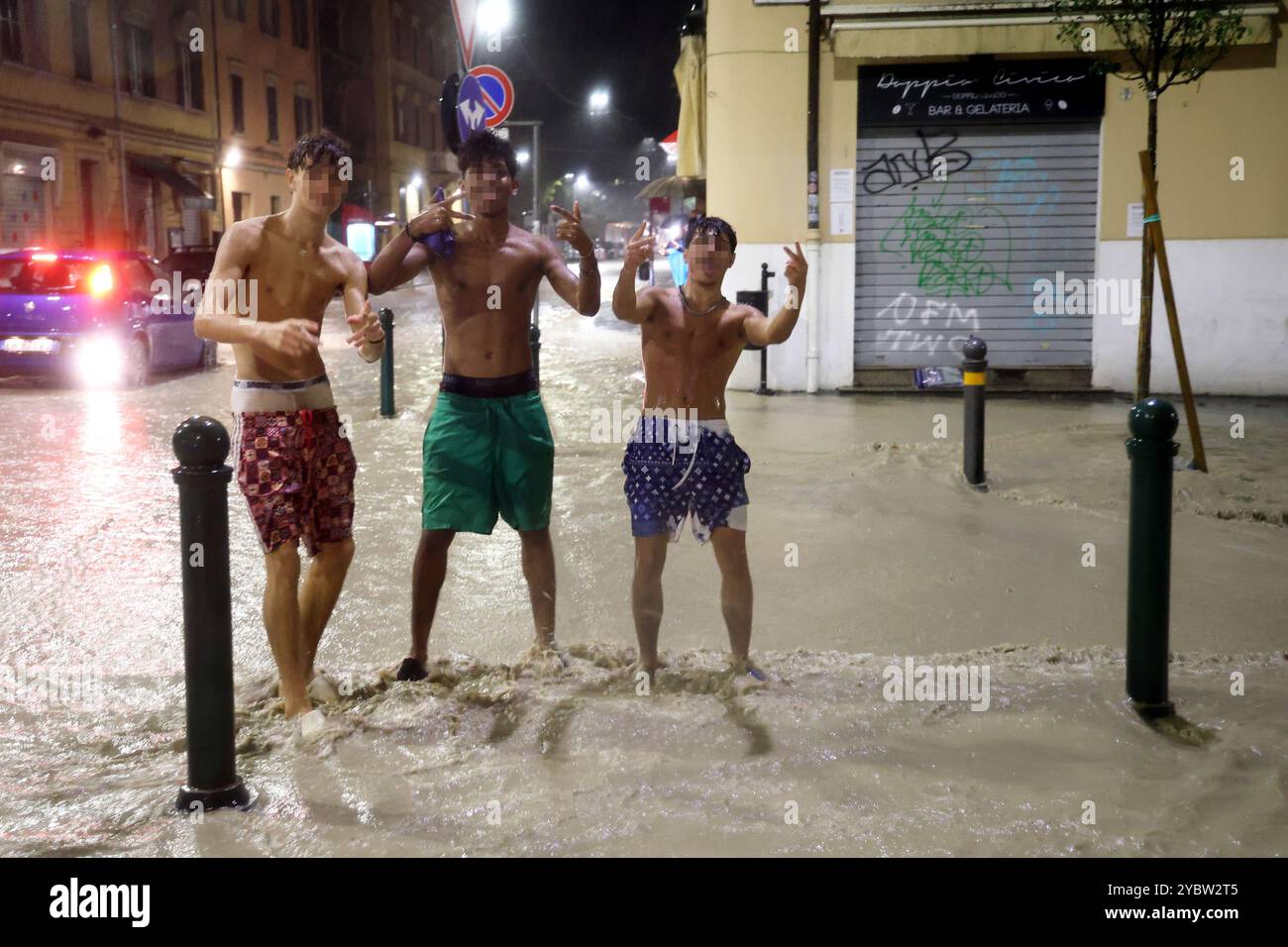 Bologne, Italie. 20 octobre 2024. Bologne, Italie - Cronaca - 19 Ottobre 2024 - allerta maltempo bollino rosso pioggia alluvione in cittˆ - VIA VITTORIO VENETO - (photo Michele Nucci/LaPresse) Actualités - Bologne, Italie - 19 octobre 2024 - alerte météo rouge avertisseur de pluie inondation dans la ville - (photo Michele Nucci/LaPresse) crédit : LaPresse/Alamy Live News Banque D'Images