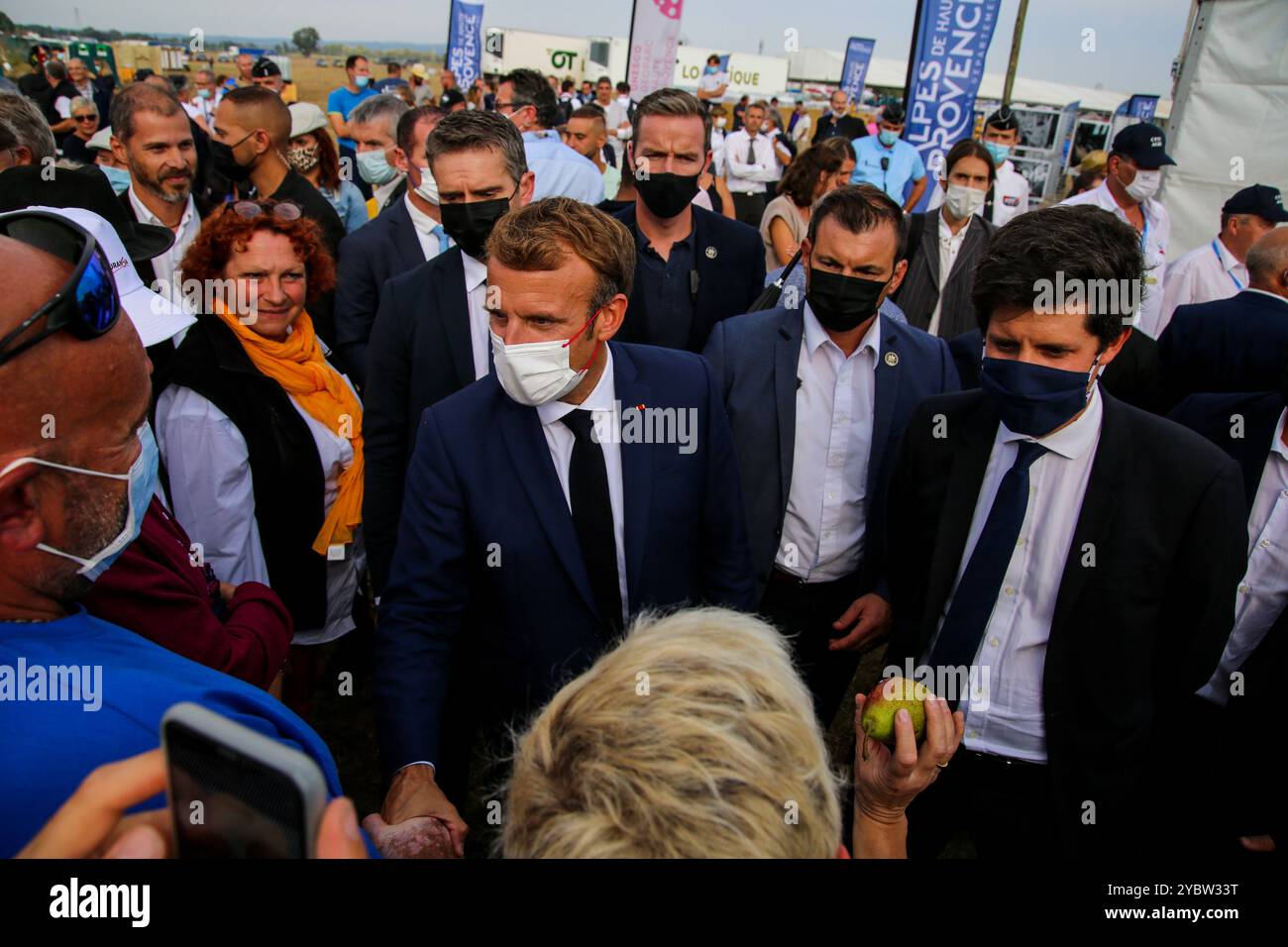 Corbières en Provence, France. 10 septembre 2021. Julien Denormandie, ministre de l’Agriculture et de l’alimentation, et Christophe Castaner, ancien ministre de l’intérieur, visitent la 7ème édition du festival agricole terres de Jim dans le village de Corbières en Provence dans les Alpes de haute-Provence. Le festival, organisé par l'Union des jeunes agriculteurs, est considéré comme le plus grand festival agricole d'Europe. MM. Julien Denormandie et Christophe Castaner étaient présents à l'événement avec le président français Emanuel Macron Banque D'Images