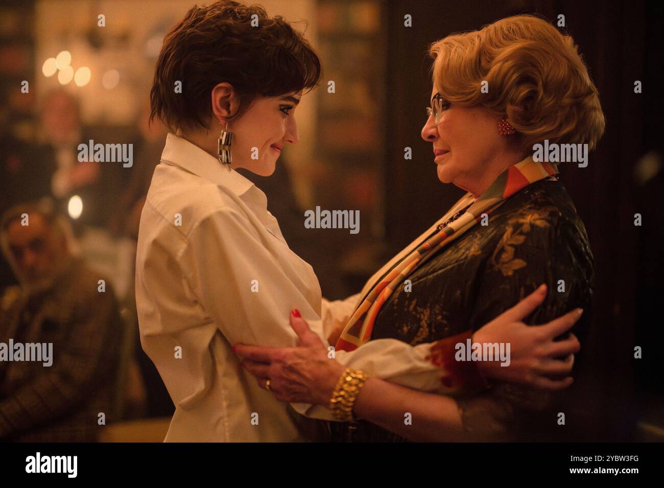 DIANNE WIEST et JULIA GARNER dans L'APPARTEMENT 7A (2024), mise en scène par NATALIE ERIKA JAMES. Crédit : PLATINUM DUNES/SUNDAY NIGHT/album Banque D'Images