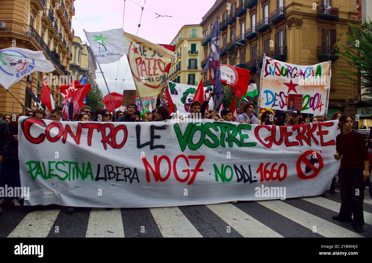 Naples, Italie, 19 octobre 2024, affrontements avec la police à Naples lors de la manifestation contre le sommet de défense du G7 Banque D'Images