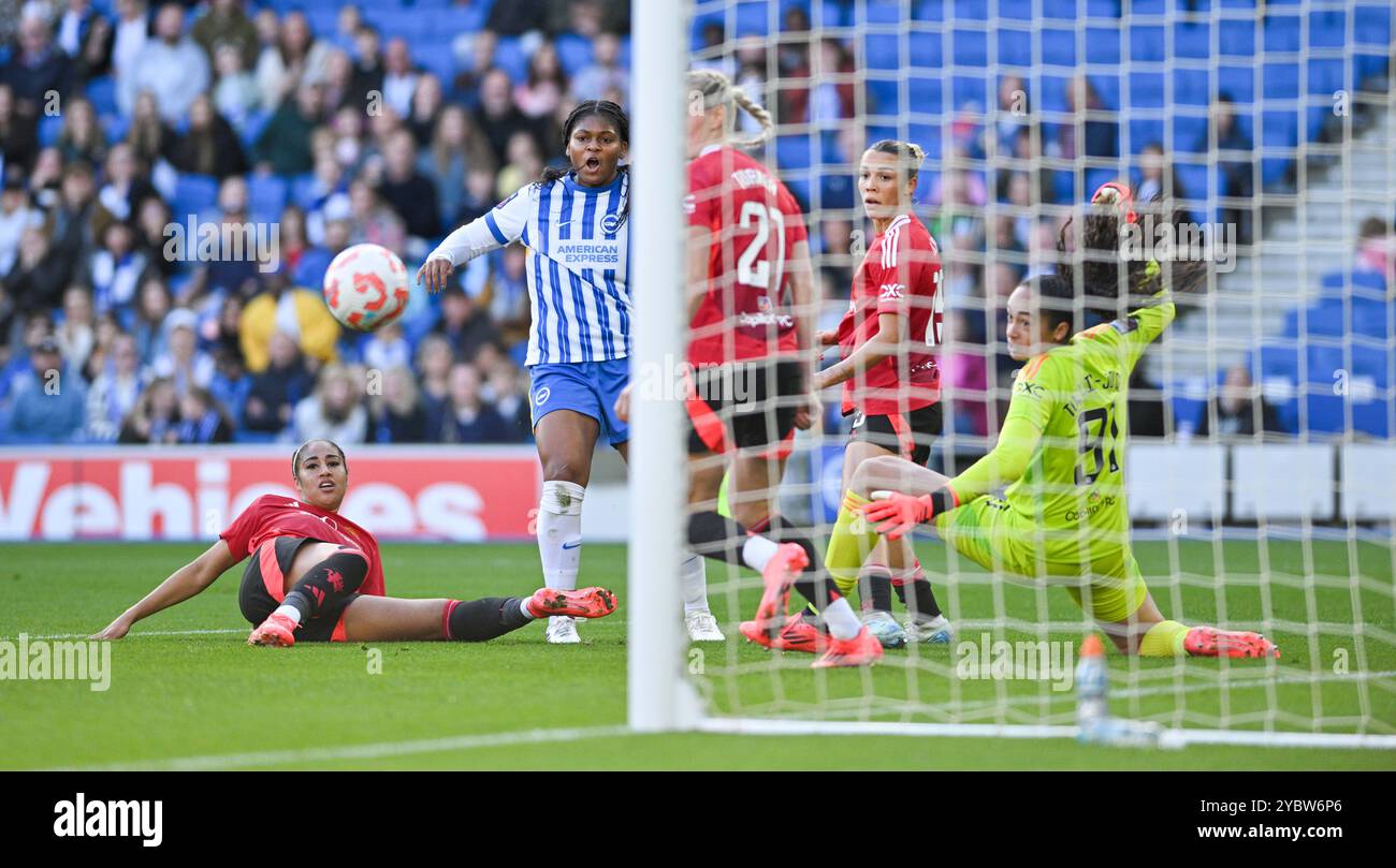 Brighton UK 19 octobre 2024 - Goalmouth se bousculer dans le rôle de Madison Haley de Brighton pendant le match de football Barclays Women's Super League entre Brighton & Hove Albion et Manchester United au stade American Express, Brighton : crédit Simon Dack /TPI/ Alamy Banque D'Images