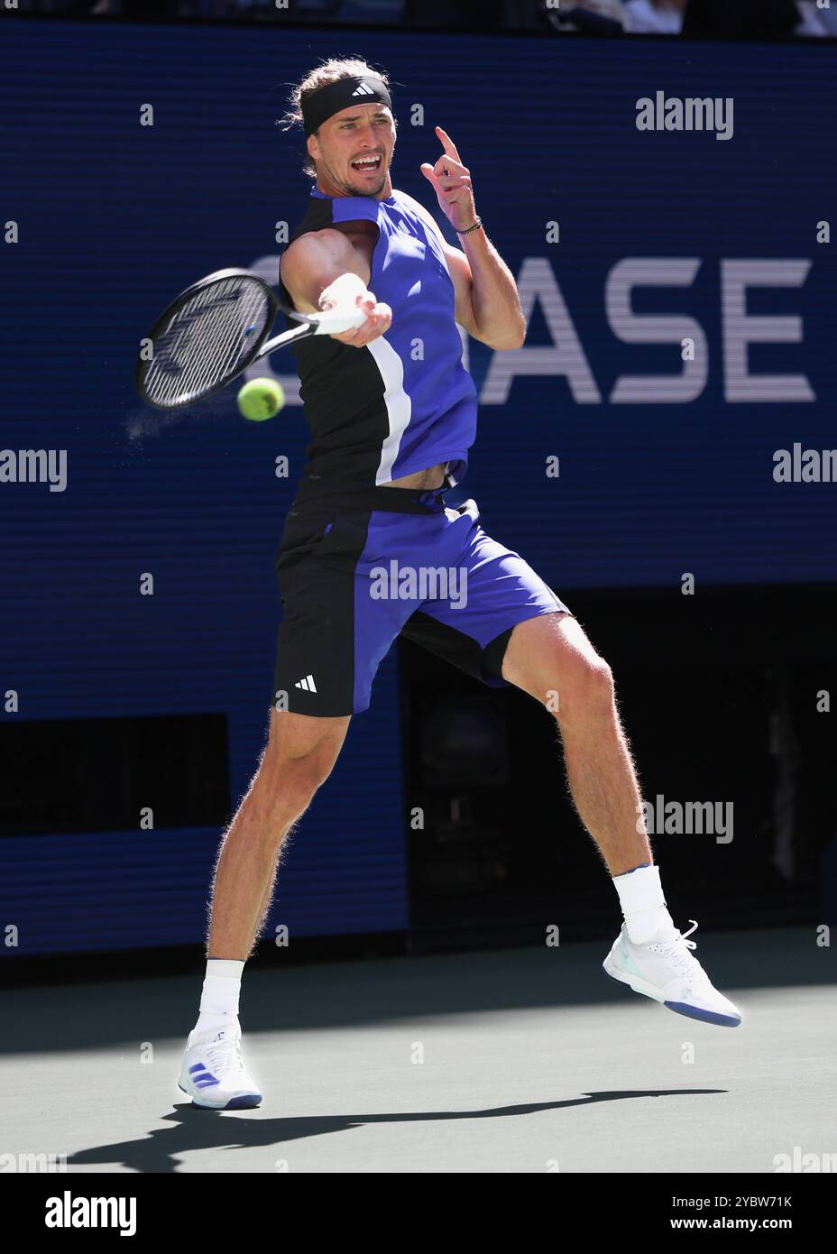 Joueur de tennis allemand Alexander Zverev en action aux US Open 2024 Championships, Billie Jean King Tennis Center, Queens, New York, États-Unis. Banque D'Images