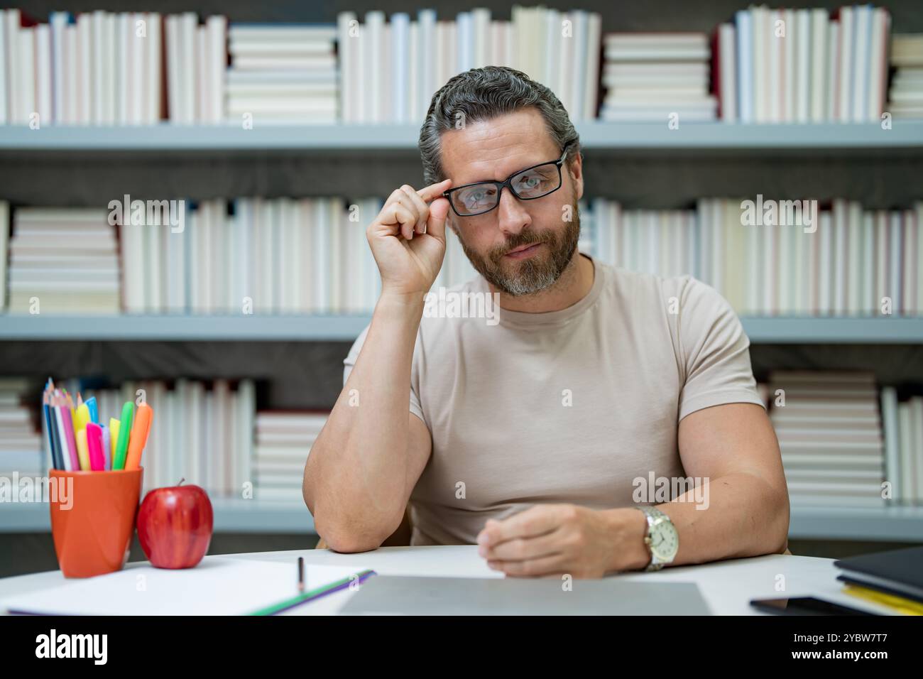 Professeur tuteur en classe scolaire. Connaissances, éducation. Homme avec livre enseignement leçon en classe. Examen universitaire. Étudier enseigner à l'université. Éducateur Banque D'Images