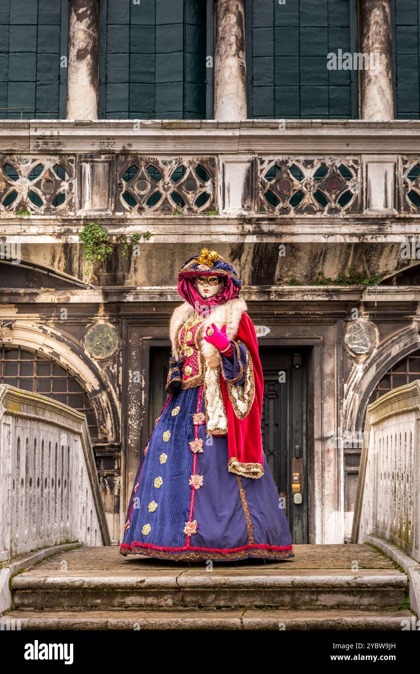 Venise, Italie - 7 février 2024 : joli costume porté par une femme pendant le carnaval de Venise en Italie Banque D'Images