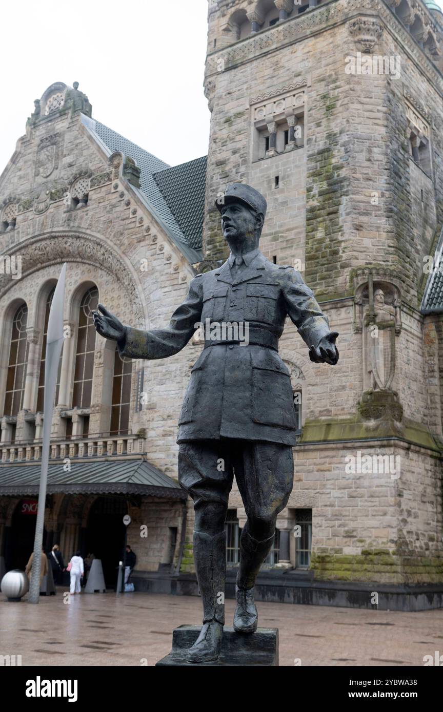 Metz France 30 septembre 2024 Statue du général de Gaulle devant la gare SNCF. président, monument Banque D'Images