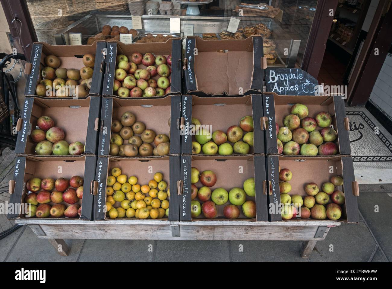 Sélection de pommes Brogdale exposées à l'extérieur de I J Mellis à Stockbridge, Édimbourg, Écosse, Royaume-Uni. Banque D'Images