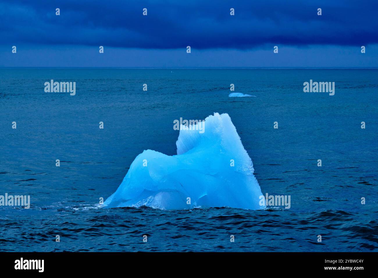 Islande, Austurland, Jökulsárlón, plage de diamants : la plage de diamants, les icebergs de Breiðamerkurjökull éjectés par les vagues Banque D'Images