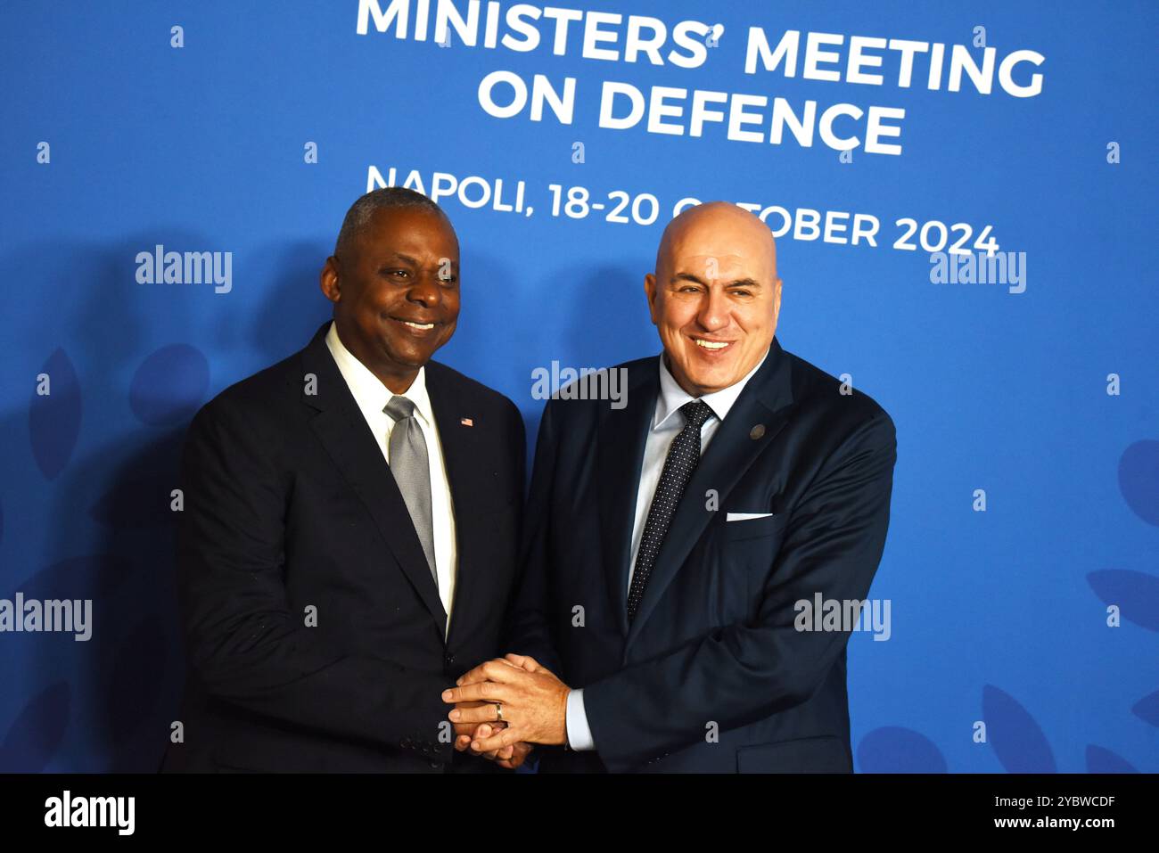 Naples, Italie. 19 octobre 2024. Réunion des ministres du G7 Italia 2024 sur la Défense : Guido Crosetto le ministre italien de la Défense (R), accueille et garde la main au ministre de la Défense des Etats-Unis Lloyd Austin (l) lors de la réunion qui s'est tenue au Palais Royal de Naples. (Photo de Pasquale Gargano/Pacific Press) crédit : Pacific Press Media production Corp./Alamy Live News Banque D'Images