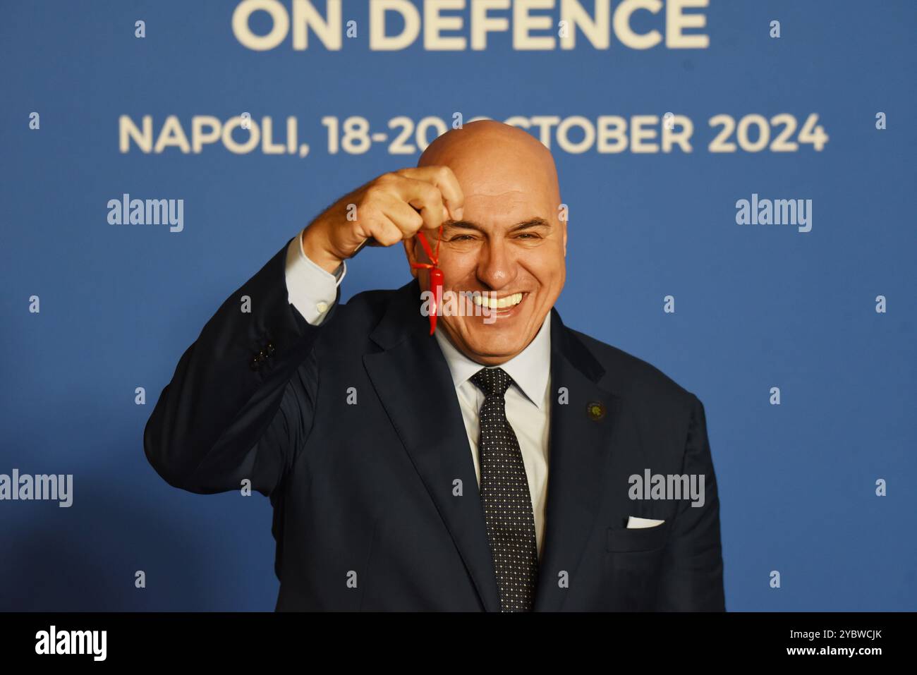 Naples, Italie. 19 octobre 2024. G7 Italia 2024 Réunion des ministres sur la Défense : Guido Crosetto le ministre italien de la Défense, pose tenant un hamulet napolitain chanceux typique, lors de la réunion qui s'est tenue au Palais Royal de Naples. (Photo de Pasquale Gargano/Pacific Press) crédit : Pacific Press Media production Corp./Alamy Live News Banque D'Images