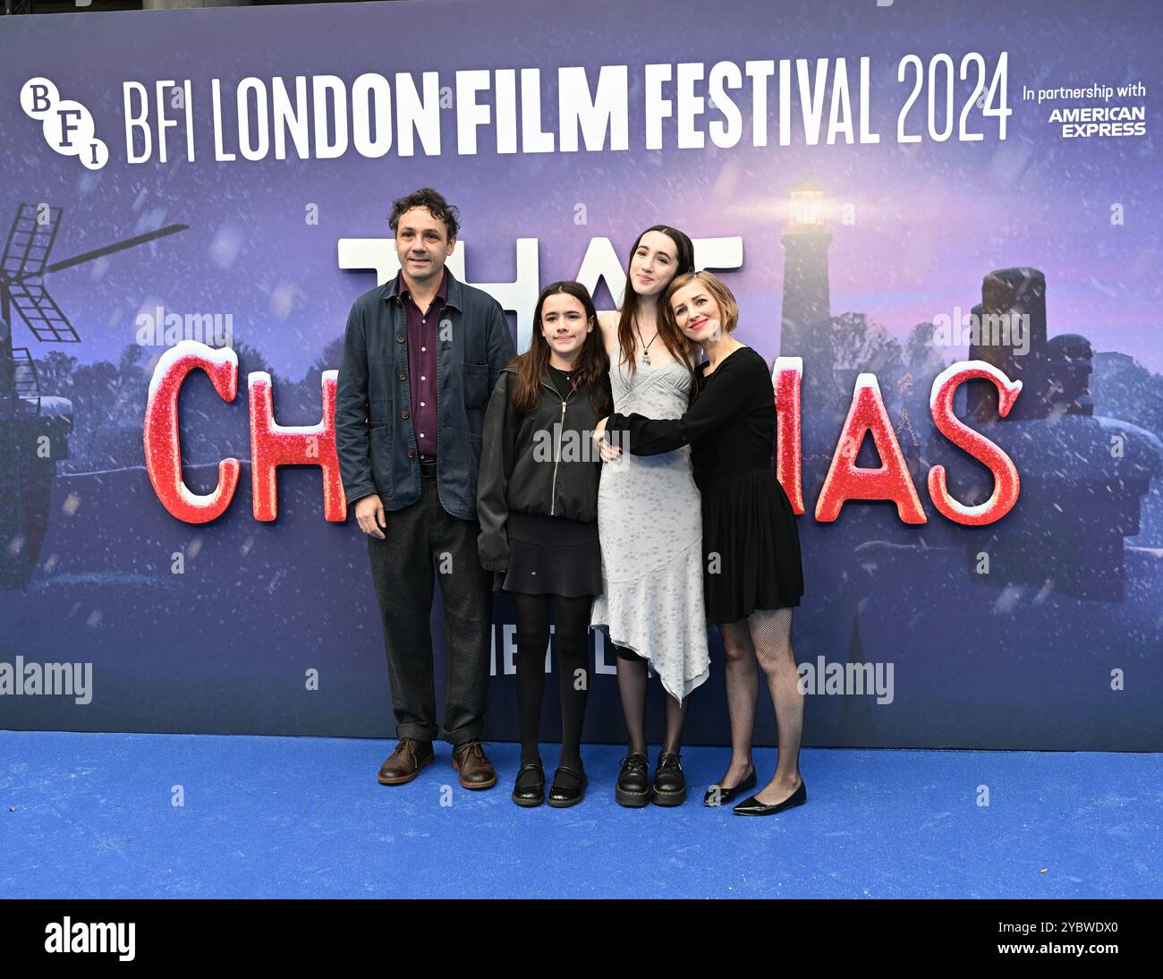 LONDRES, ROYAUME-UNI. 19 octobre 2024. Zazie Hayhurst 'robe blanche' et sa famille assistent au Gala Headline de 'That Christmas' - 68ème BFI London film Festival à Londres, Royaume-Uni. (Photo de 李世惠/Voir Li/Picture Capital) crédit : Voir Li/Picture Capital/Alamy Live News Banque D'Images