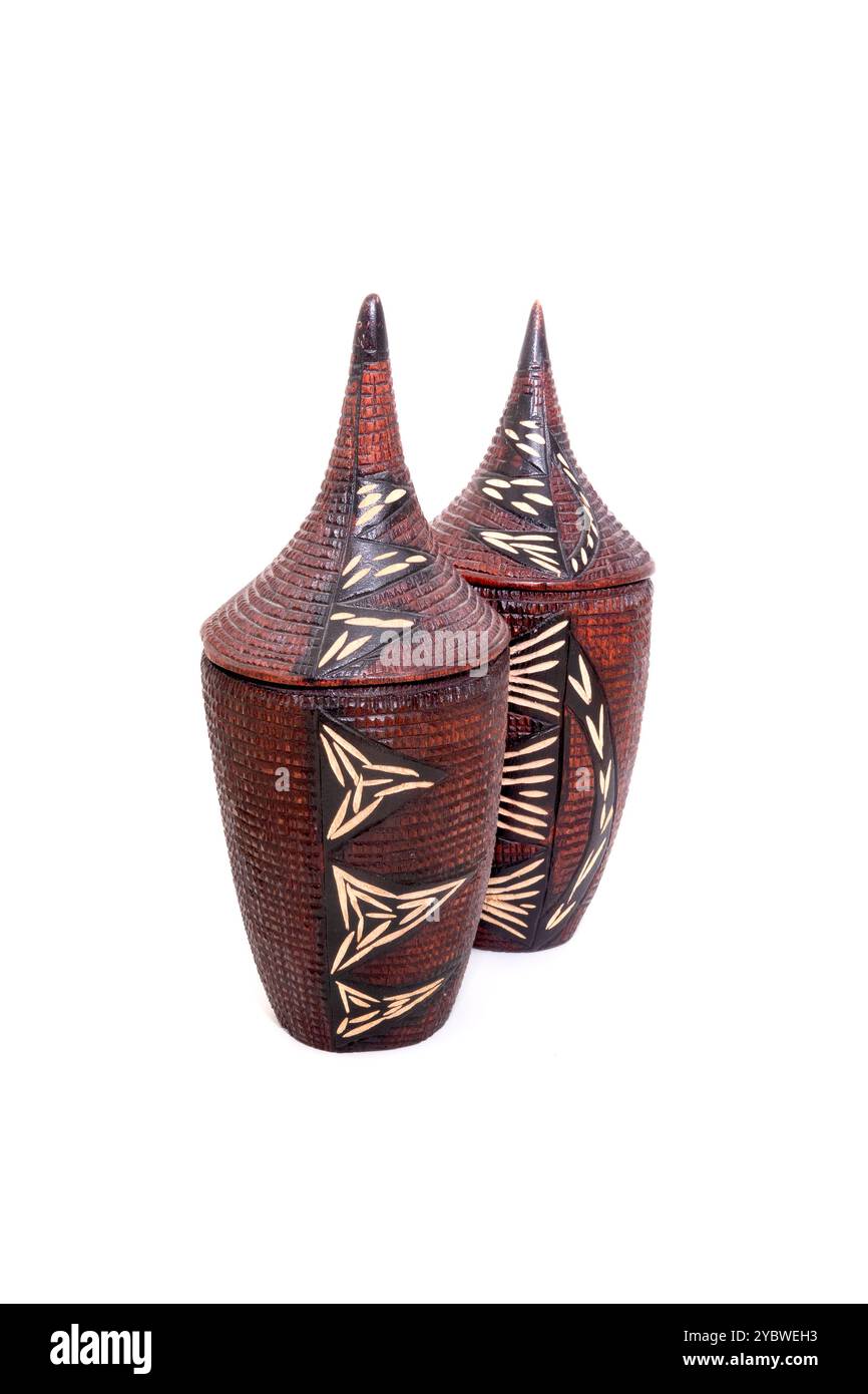 Paire de conteneurs traditionnels africains en bois avec des dessins géométriques complexes, isolés sur un fond blanc. Banque D'Images