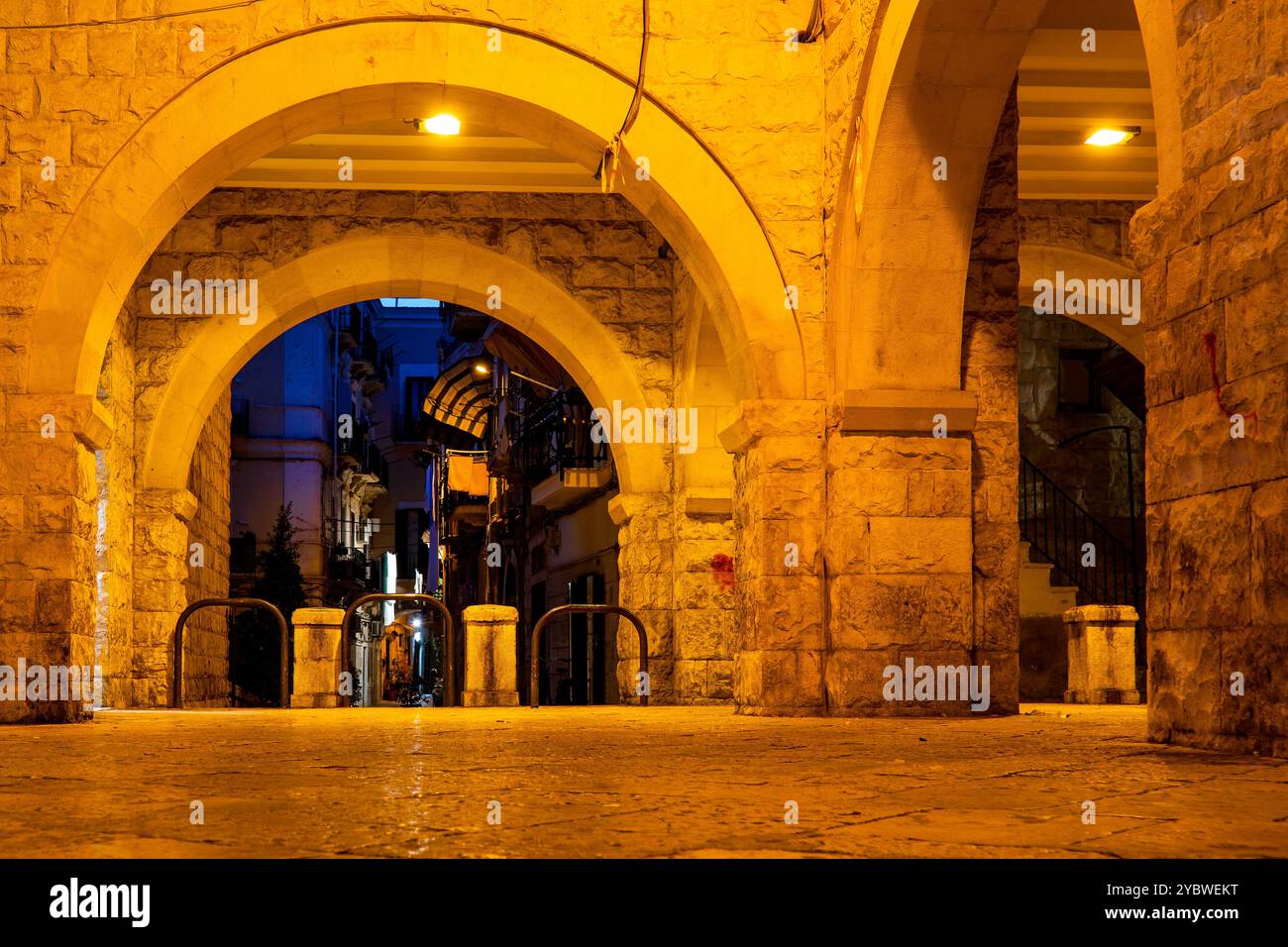 Vue nocturne des arches en pierre illuminées de Largo Ignazio Chiurlia, Bari Vecchia, Bari, Italie. Banque D'Images