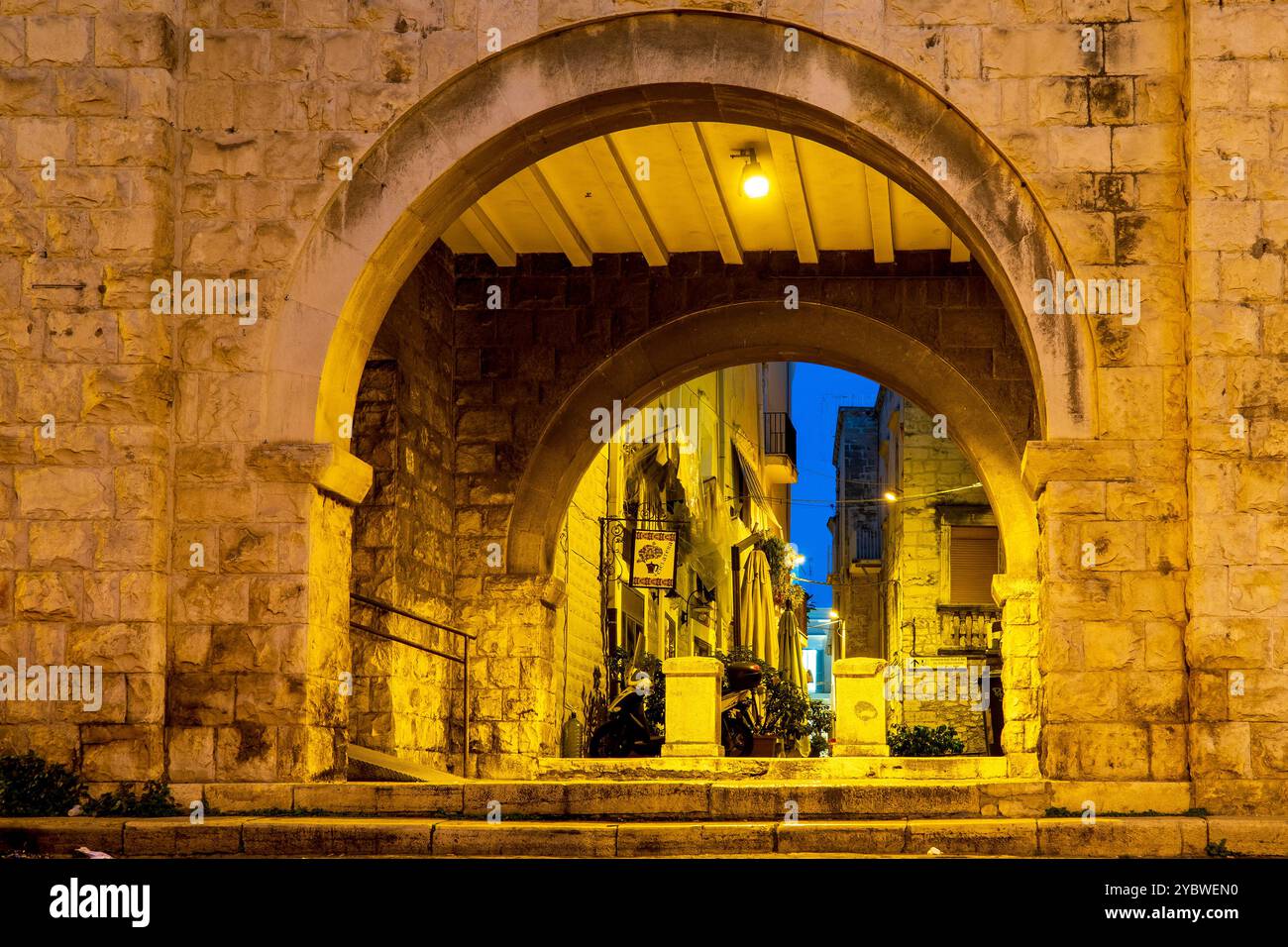 Vue nocturne des arches en pierre illuminées de Largo Ignazio Chiurlia, Bari Vecchia, Bari, Italie. Banque D'Images