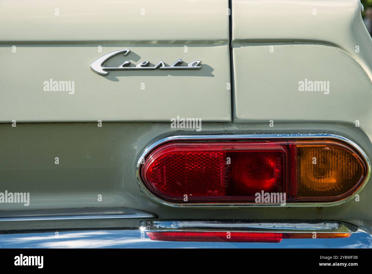 L'unité de feu arrière et bagde chromé d'une crème 1963 Vauxhall Cresta Banque D'Images