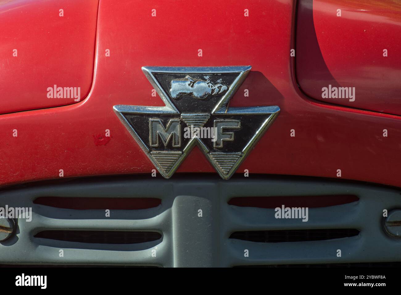 Badge Massey Furguson à l'avant d'un tracteur vintage Banque D'Images