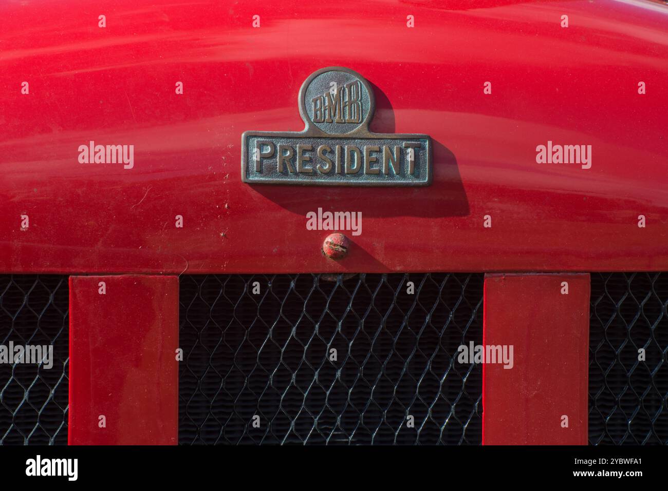 Le badge sur le devant d'un tracteur BMB President des années 1950 Banque D'Images