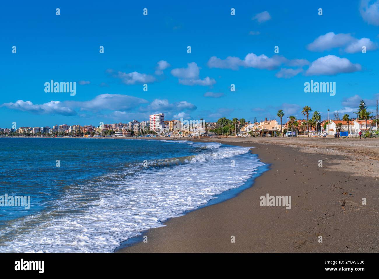 Torre del Mar plage Espagne Andalousie Costa del sol avec des vagues blanches Banque D'Images