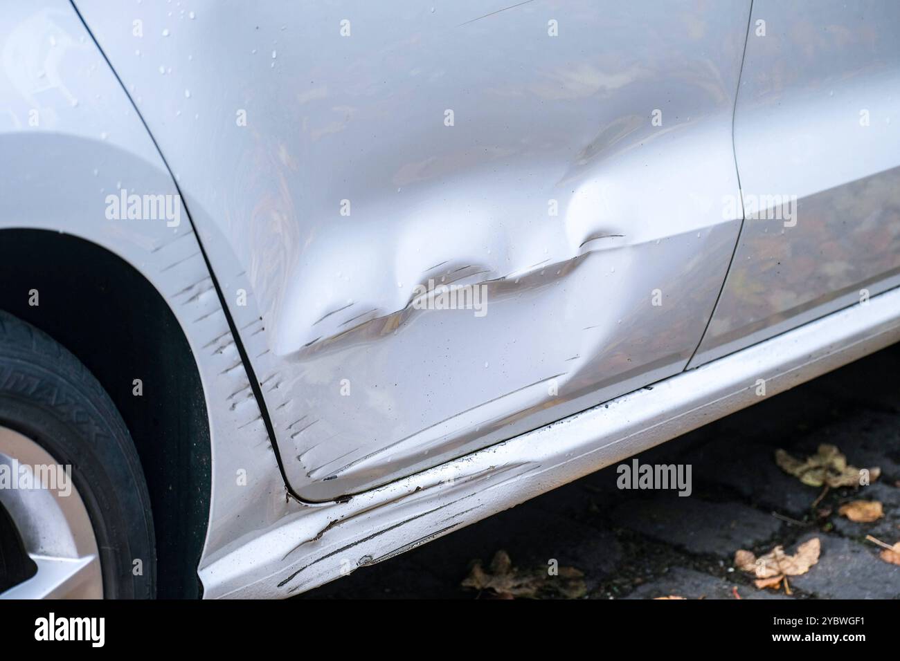 Düsseldorf 20.10.2024 Blechschaden Autounfall Auto KFZ Unfall Verkehrsunfall Unfallschaden KFZ-Reparatur Versicherung Kasko Teilkasko Vollkasko Kaskostufen Autoversicherer Autoversicherung Eigenbeteiligung Haftpflicht Haftpflichtschaden Kaskoschaden Mobilitätsversicherung Mobilitätsgarantie Strassenverkehr Fahranfänger Schadensfreiheitsklasse Düsseldorf 2024 Banque D'Images