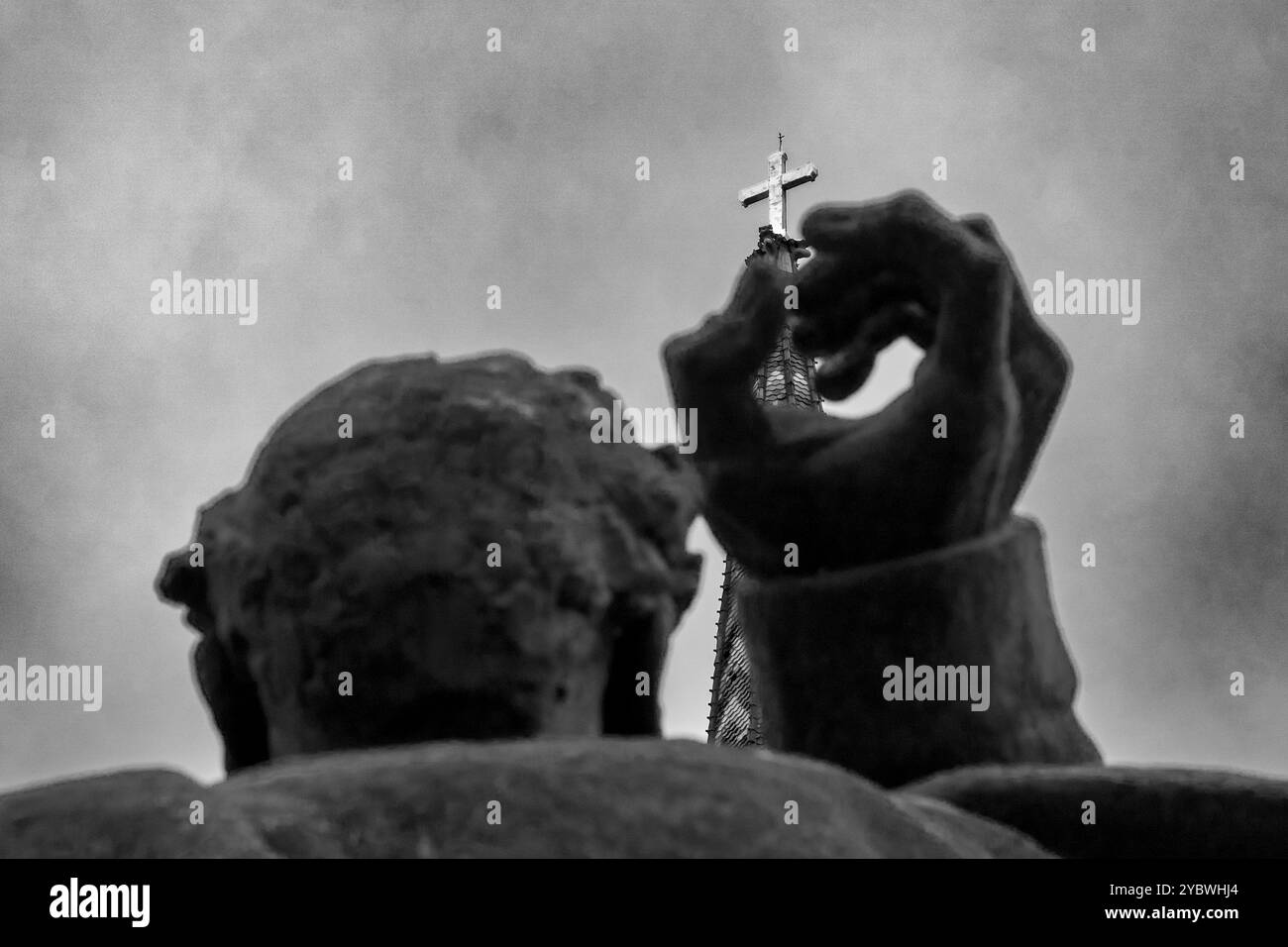 Gardien de la foi : partie du monument Svetozar Miletić tenant une Sainte Croix contre ciel couvert – Novi Sad 2024 Banque D'Images