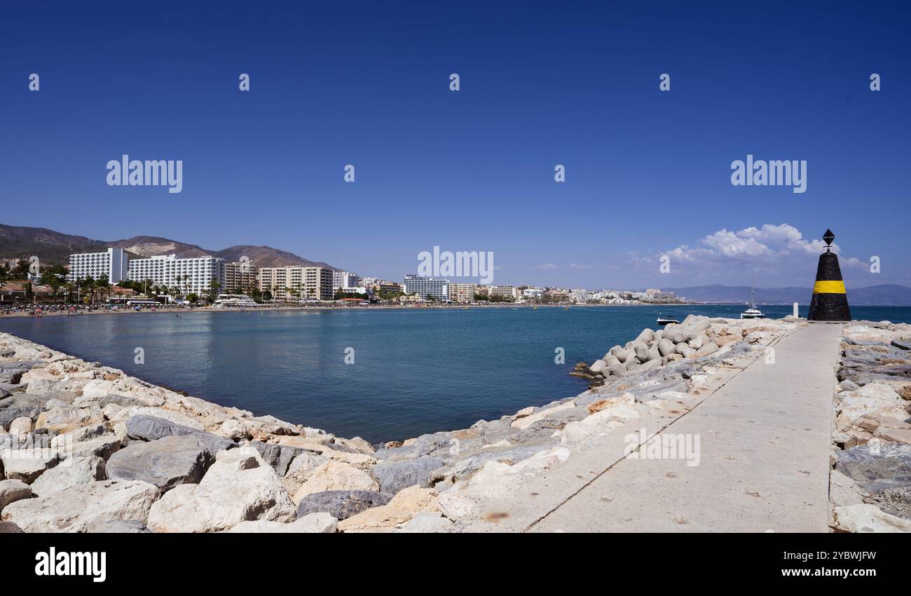 La vue de Torremolinos depuis le mur du port à Benalmadina Banque D'Images