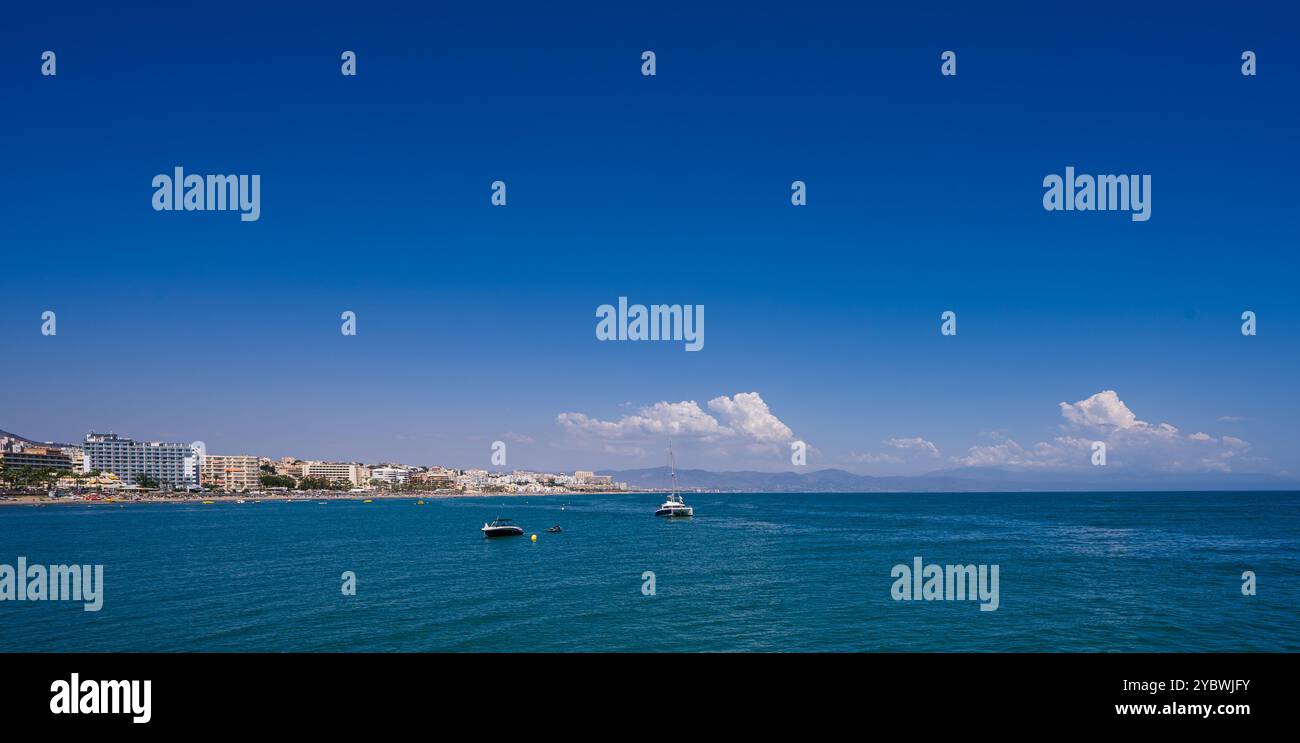Torremolinos front de mer vu depuis le mur du port à Benalmadena par une belle journée ensoleillée. Banque D'Images