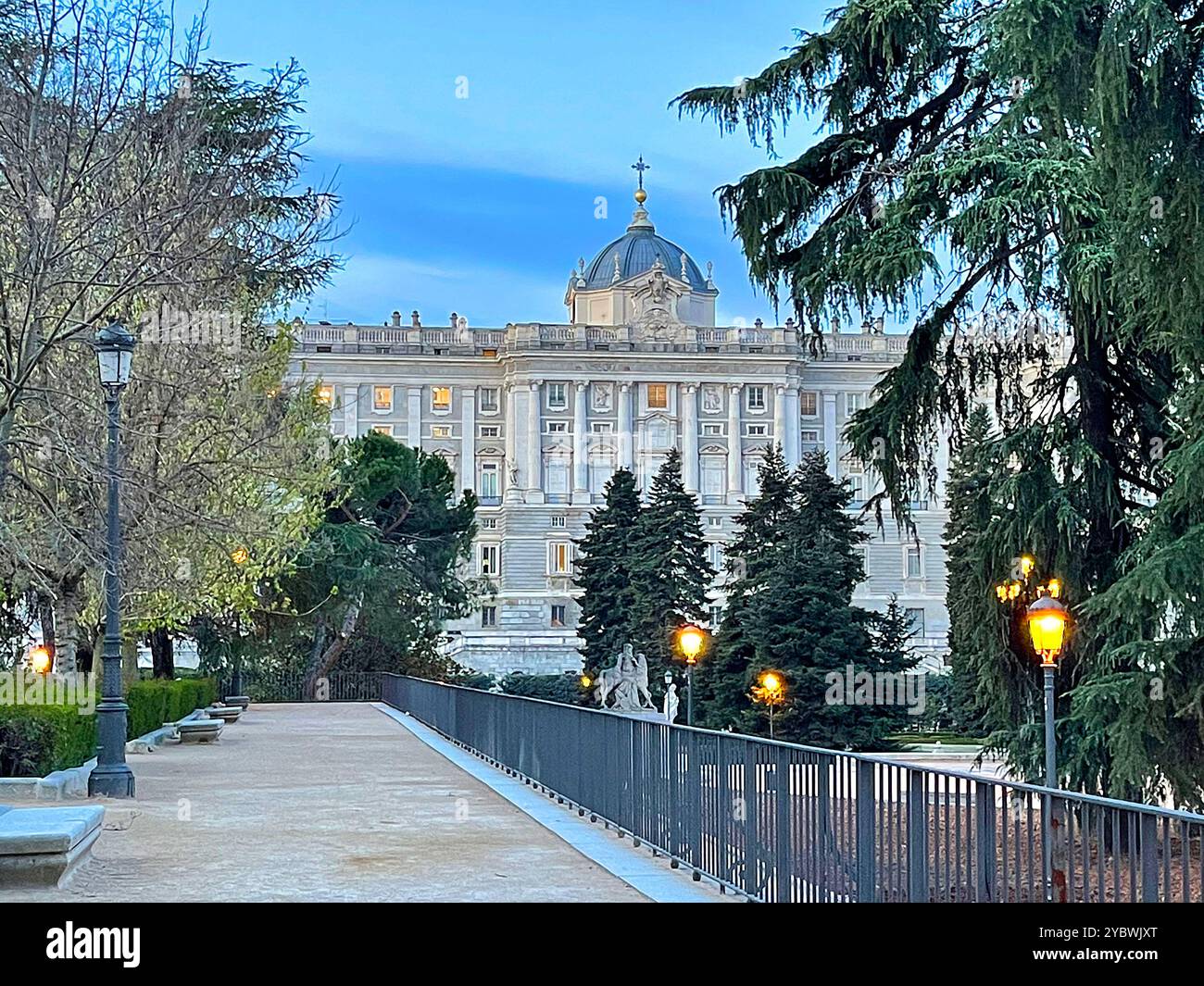 Palais royal des jardins de Sabatini. Madrid, Espagne. - Image de stock capturée avec un smartphone