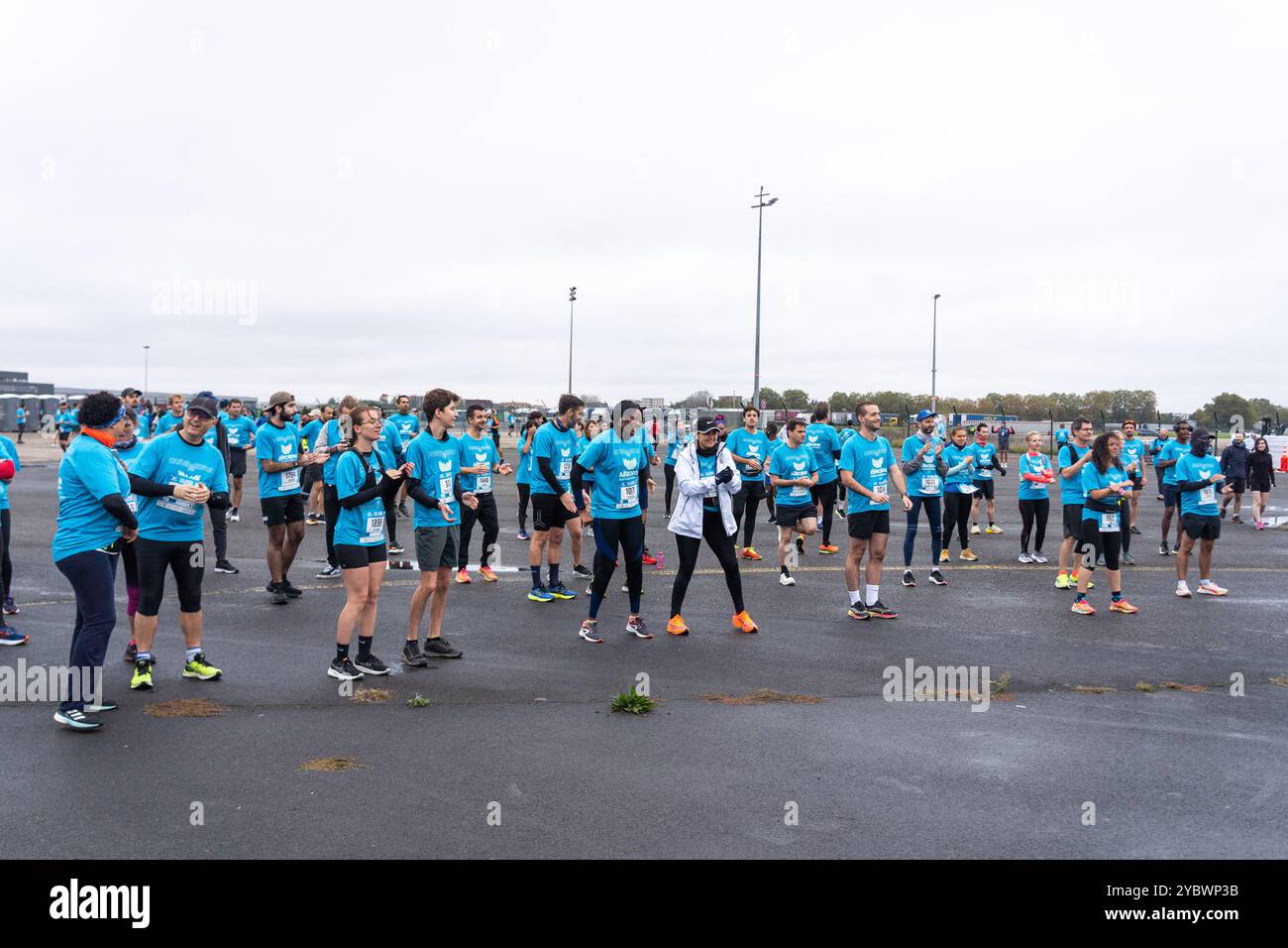 Les coureurs s’échauffent lors du lancement d’Aerorun Paris 2024, première course solidaire organisée sur les pistes de l’aéroport de Paris-le Bourget au profit de l’association Aviation sans frontières qui achemine l’aide d’urgence depuis la France et ses bases à l’étranger, et pour venir en aide aux plus démunis. C'est la première et la seule organisation non gouvernementale à avoir obtenu un certificat de transporteur aérien (CTA), délivré par la Direction générale de l'Aviation civile. 20 octobre 2024 à Dugny près de Paris. Photo de Alexis Jumeau/ABACAPRESS. COM Banque D'Images