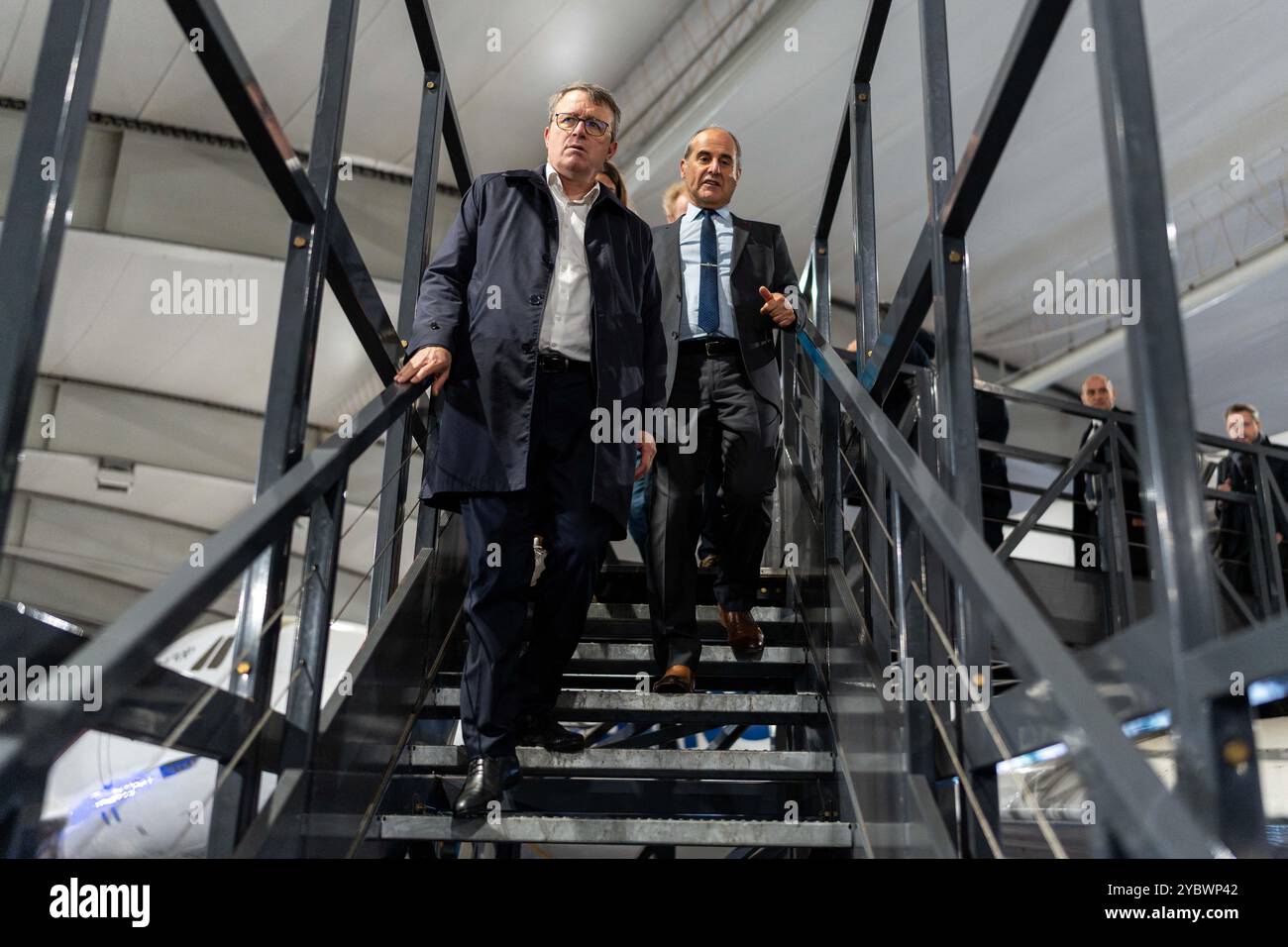 Le vice-ministre français des Transports François Durovray fait le tour de l’avion supersonique Concorde lors du lancement d’Aerorun Paris 2024, première course de course solidaire organisée sur les pistes de l’aéroport de Paris-le Bourget au profit de l’association Aviation sans frontières qui achemine l’aide d’urgence depuis la France et ses bases à l’étranger, et pour venir en aide aux plus démunis. C'est la première et la seule organisation non gouvernementale à avoir obtenu un certificat de transporteur aérien (CTA), délivré par la Direction générale de l'Aviation civile. 20 octobre 2024 à Dugny Banque D'Images