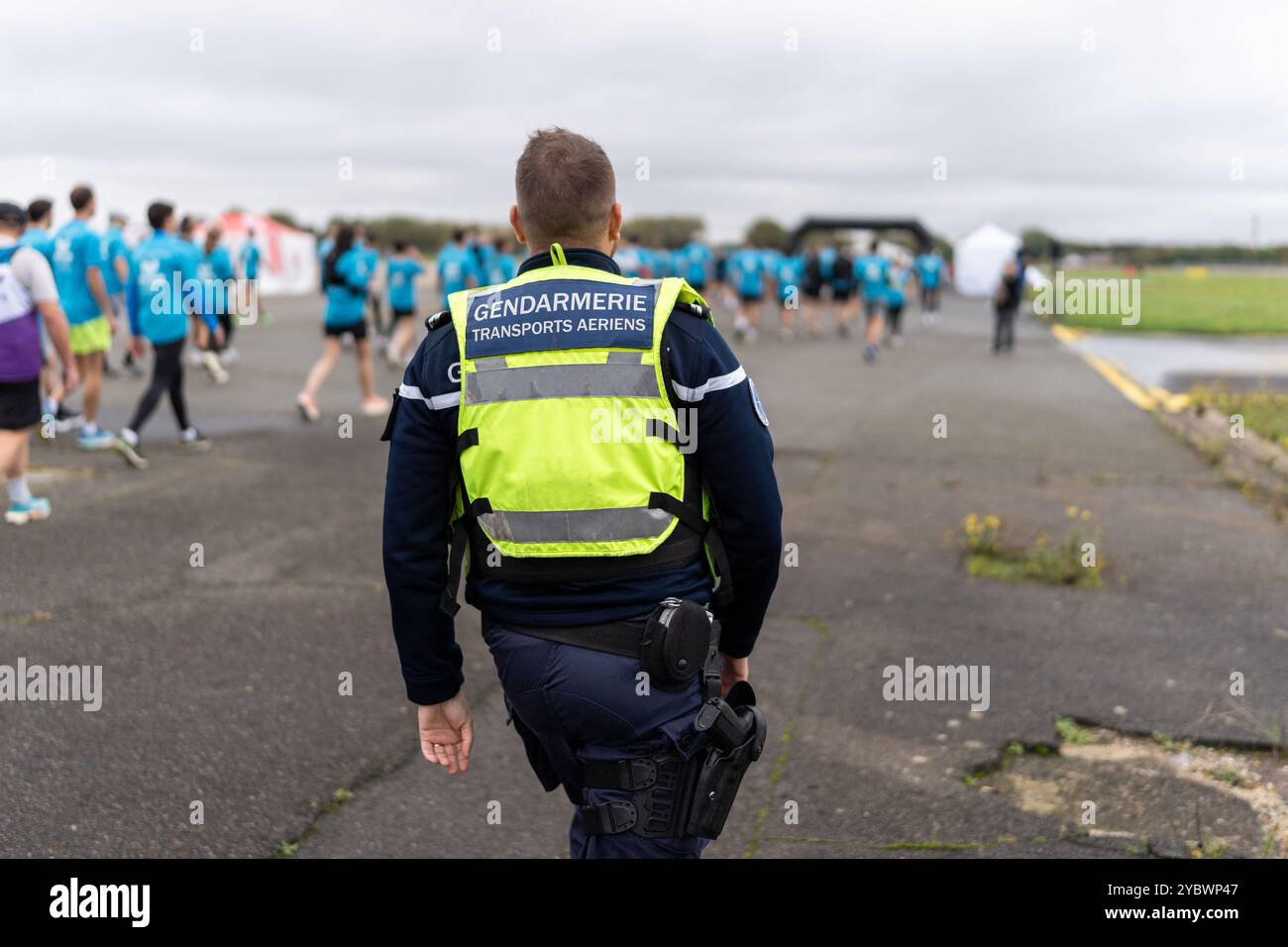 Illustration de la gendarmerie des transports aériens lors du lancement d’Aerorun Paris 2024, première course solidaire organisée sur les pistes de l’aéroport de Paris-le Bourget au profit de l’association Aviation sans frontières qui achemine l’aide d’urgence depuis la France et ses bases à l’étranger, et pour venir en aide aux plus démunis. C'est la première et la seule organisation non gouvernementale à avoir obtenu un certificat de transporteur aérien (CTA), délivré par la Direction générale de l'Aviation civile. 20 octobre 2024 à Dugny près de Paris. Photo par Ale Banque D'Images