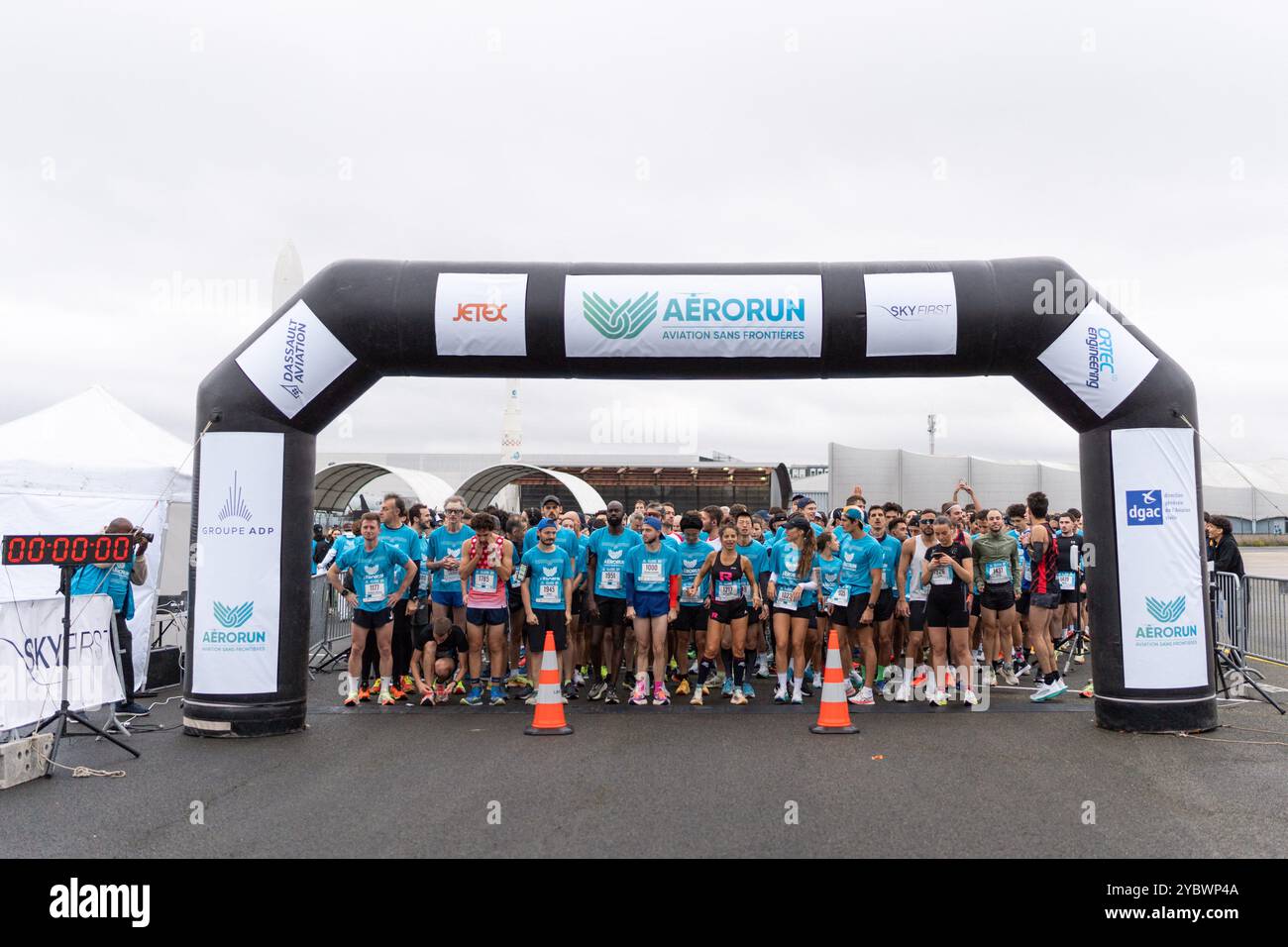 Les coureurs attendent le départ de la course lors du lancement d’Aerorun Paris 2024, première course solidaire organisée sur les pistes de l’aéroport de Paris-le Bourget au profit de l’association Aviation sans frontières qui achemine l’aide d’urgence depuis la France et ses bases à l’étranger, et pour venir en aide aux plus démunis. C'est la première et la seule organisation non gouvernementale à avoir obtenu un certificat de transporteur aérien (CTA), délivré par la Direction générale de l'Aviation civile. 20 octobre 2024 à Dugny près de Paris. Photo de Alexis Jumeau/ABACAPRESS. COM Banque D'Images