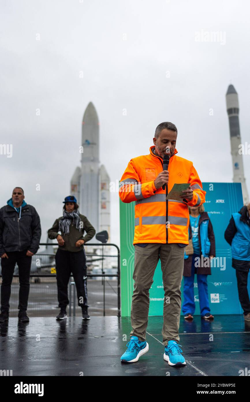 Directeur de l’aéroport de Paris-le Bourget et des aérodromes de l’aviation générale, Sébastien Couturier intervient lors du lancement d’Aerorun Paris 2024, première course solidaire organisée sur les pistes de l’aéroport de Paris-le Bourget au profit de l’association Aviation sans frontières qui achemine l’aide d’urgence depuis la France et ses bases à l’étranger, et pour venir en aide aux plus démunis. C'est la première et la seule organisation non gouvernementale à avoir obtenu un certificat de transporteur aérien (CTA), délivré par la Direction générale de l'Aviation civile. 20 octobre 2024 à Dugny Near Banque D'Images