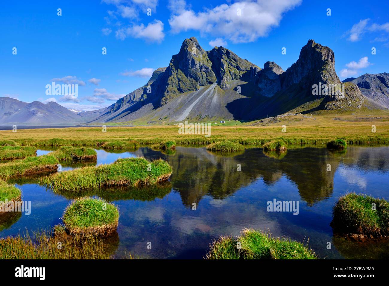 Islande, région Austurland, péninsule de Hvalnes, plage de Lónsvík et montagnes Banque D'Images