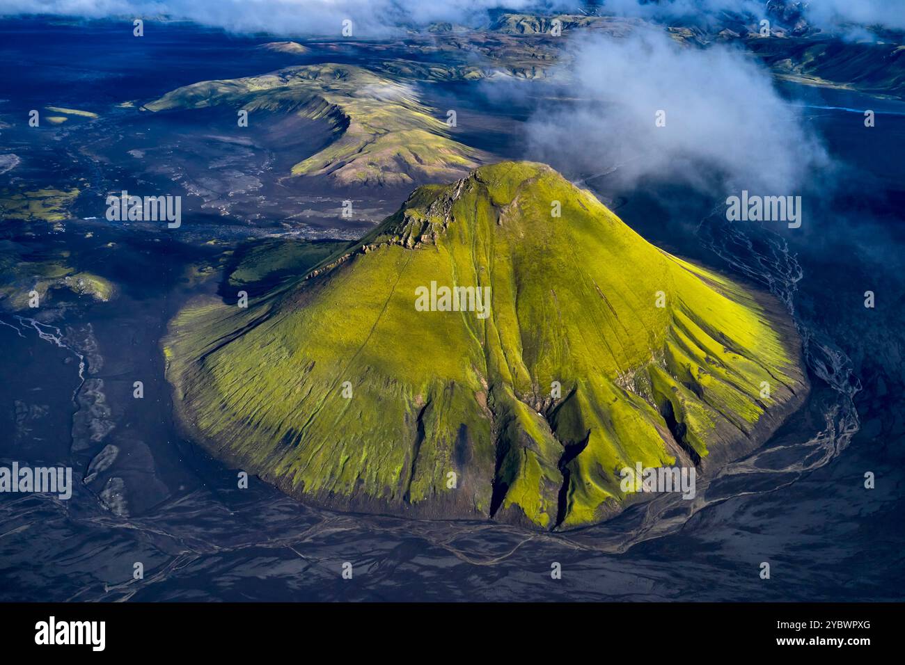 Islande, région de Sudurland, vue aérienne du volcan Maelifell au bord du glacier Myrdalsjökull, désert de sable noir Banque D'Images