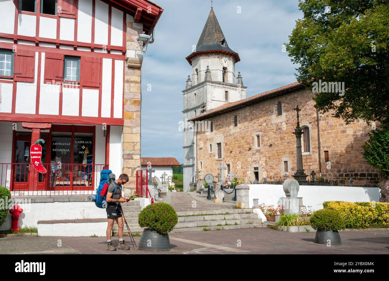 Village d’Ainhoa classé parmi les plus beaux villages de France et église notre-Dame-de-l’Assomption, pays Basque, Pyrénées-Atlantiques (64) Banque D'Images