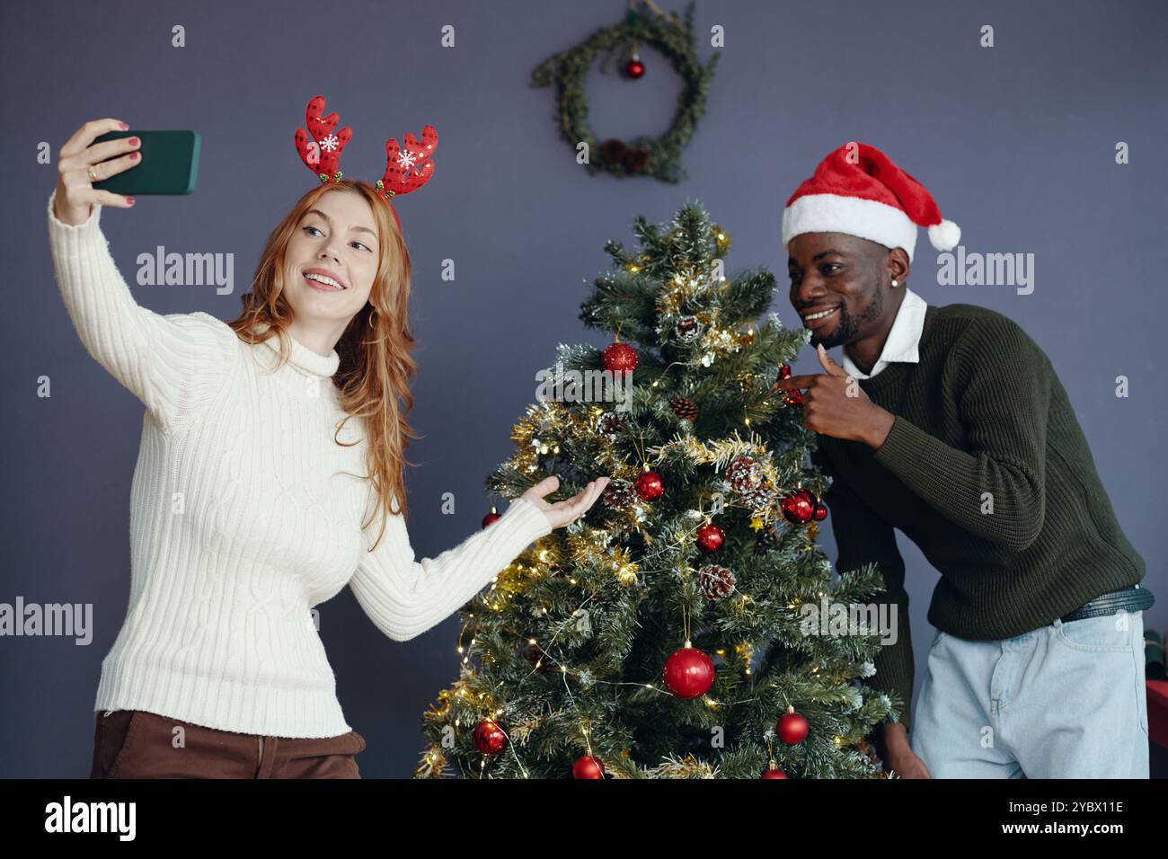 Célébrer Noël en décorant l'arbre de Noël Banque D'Images