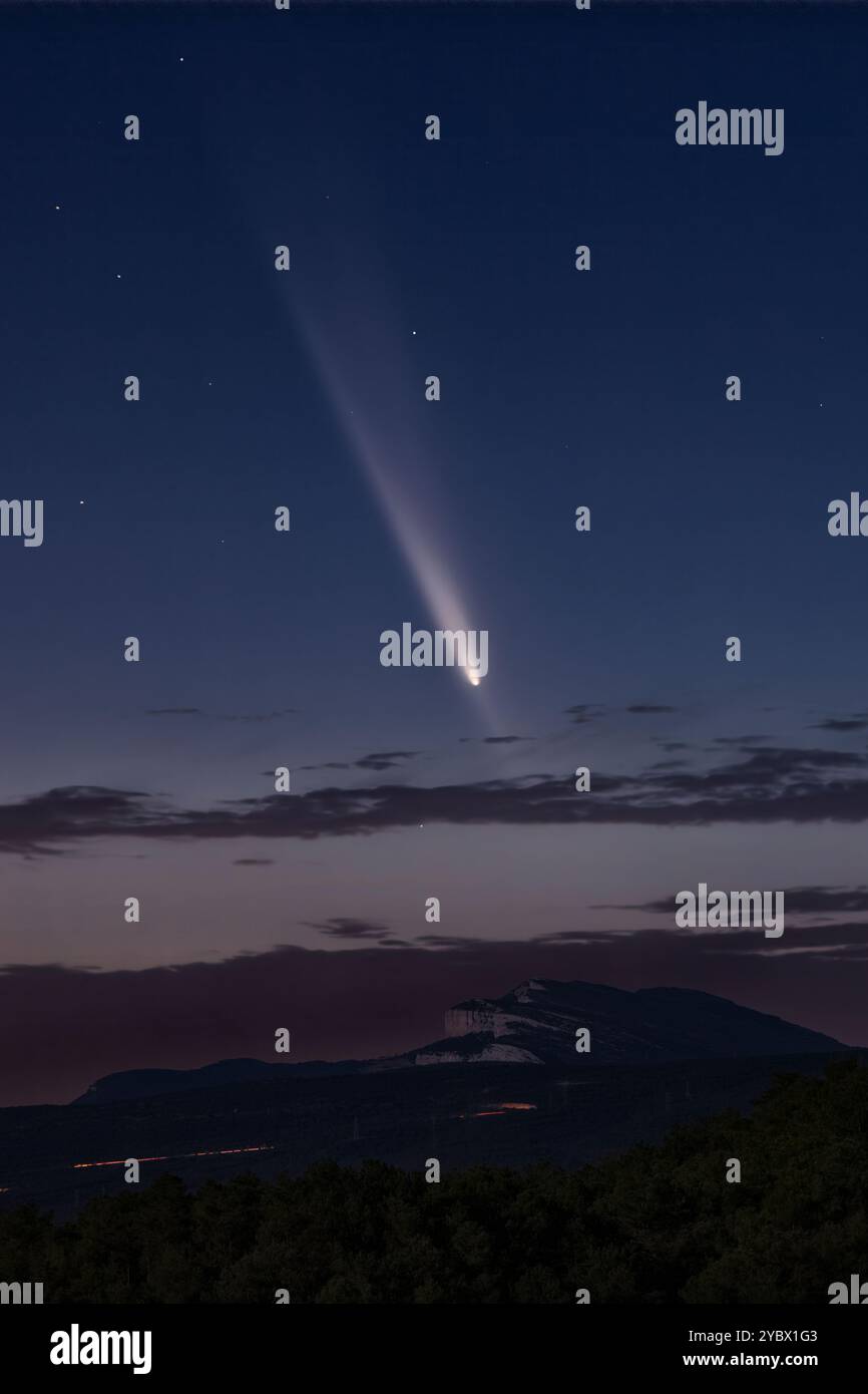 Vue captivante de la comète Tsuchinshan qui traverse le ciel nocturne au-dessus de la chaîne Montsec, en Catalogne Banque D'Images