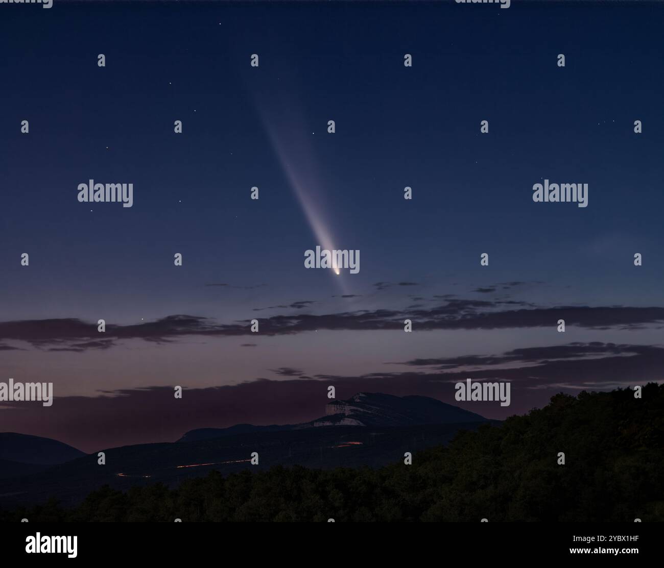 Vue captivante de la comète Tsuchinshan qui traverse le ciel nocturne au-dessus de la chaîne Montsec, en Catalogne Banque D'Images